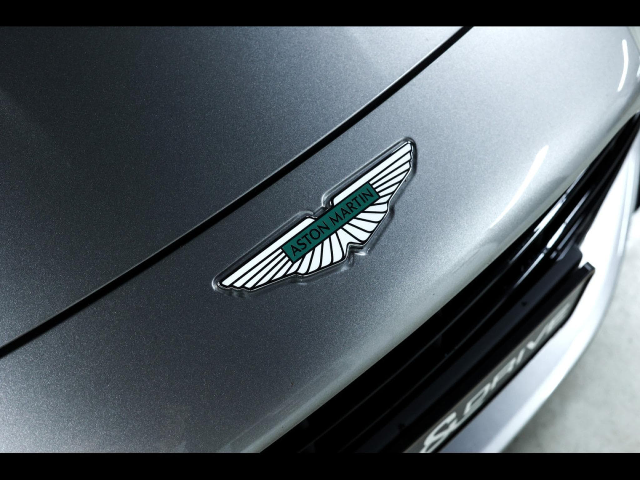 Aston-Martin DB12 COUPE 4.0 V8 BITURBO - ALUMINITE SILVER (2024) - Photo 18