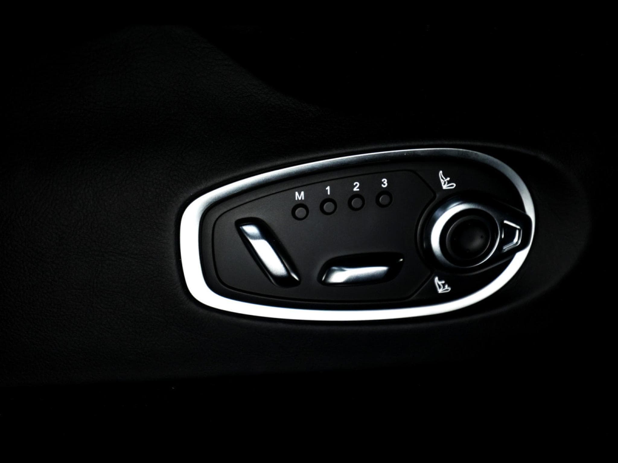 Aston-Martin DB12 COUPE 4.0 V8 BITURBO - ALUMINITE SILVER (2024) - Photo 19