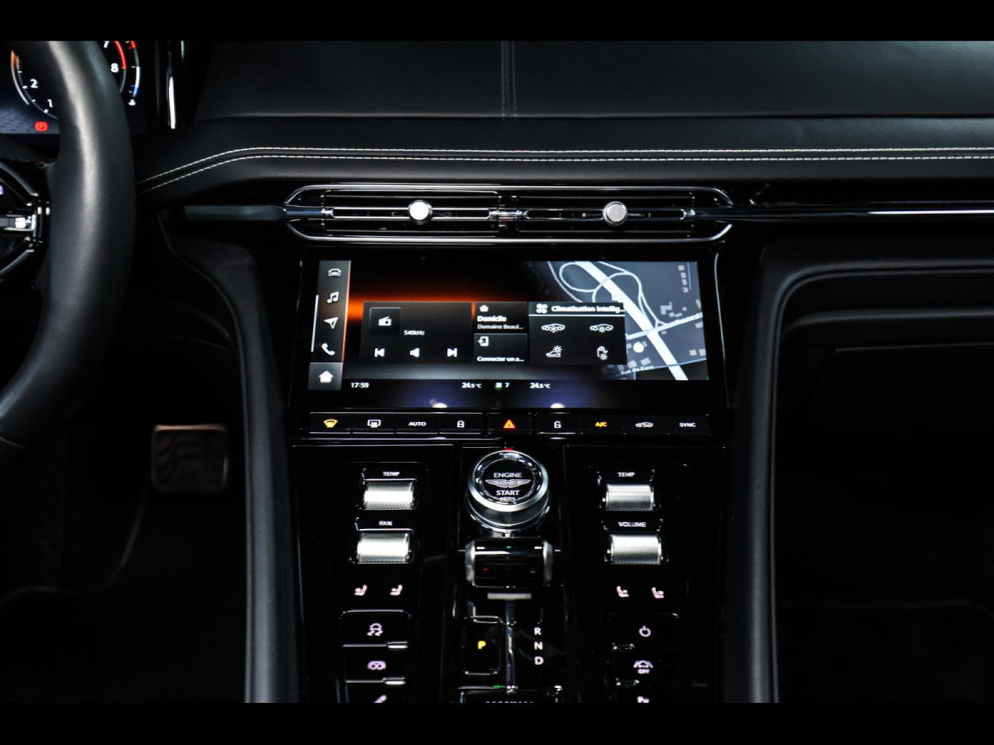 Aston-Martin DB12 COUPE 4.0 V8 BITURBO - ALUMINITE SILVER (2024) - Photo 22