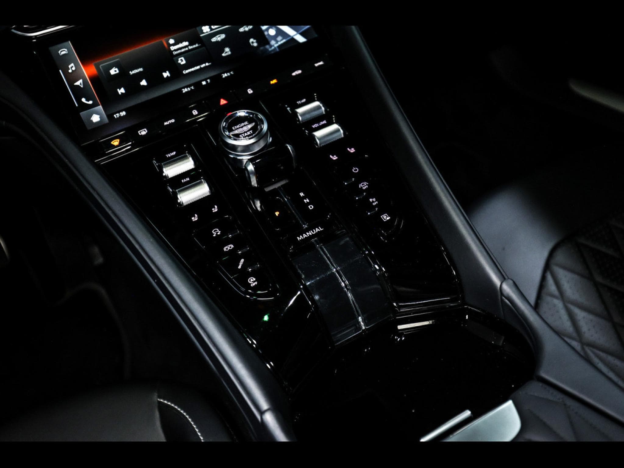 Aston-Martin DB12 COUPE 4.0 V8 BITURBO - ALUMINITE SILVER (2024) - Photo 23