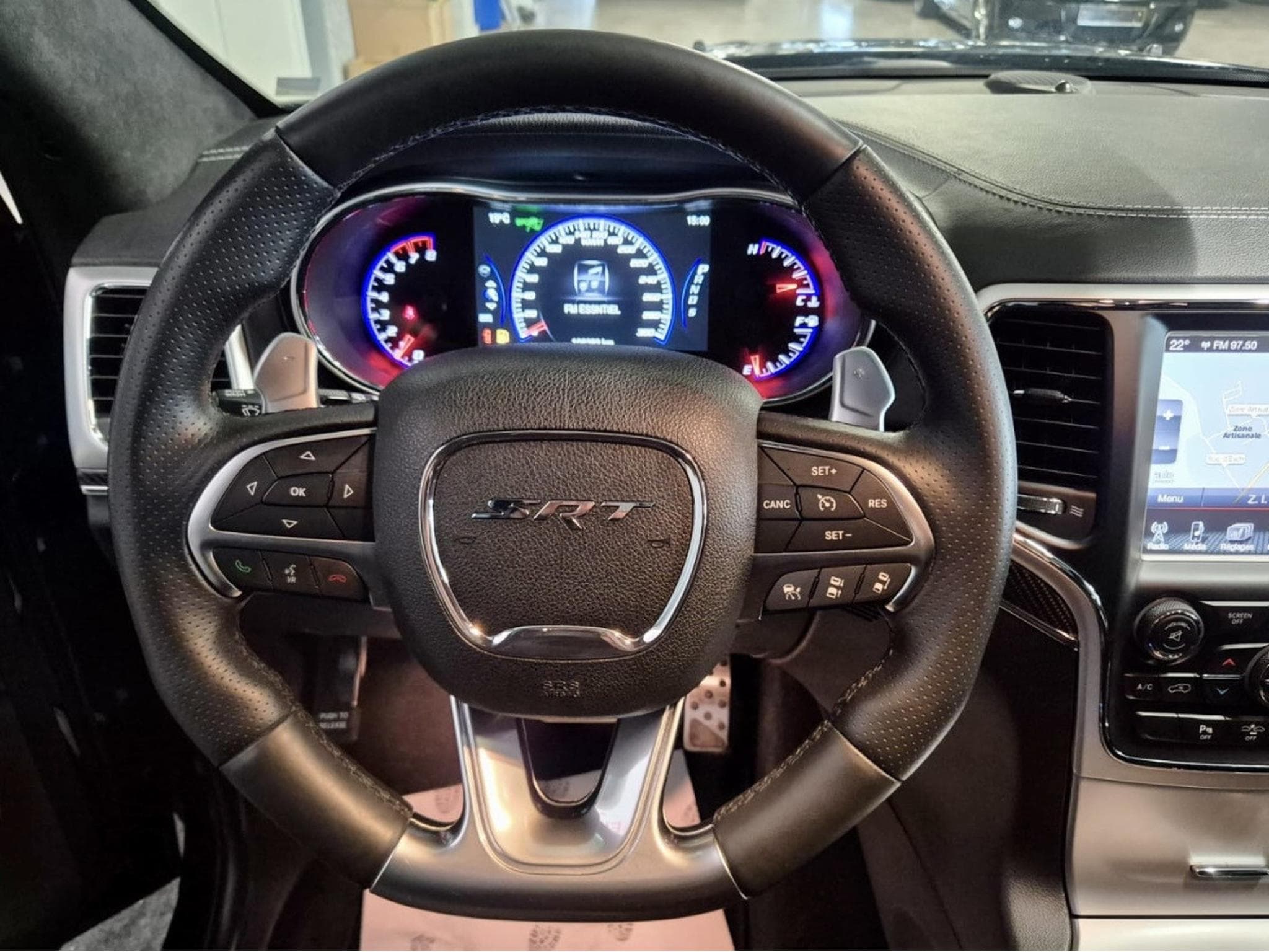 Jeep Cherokee 6.4l V8 HEMI SRT NAVI CUIR PANO 1 HAND (2015) - Foto 8