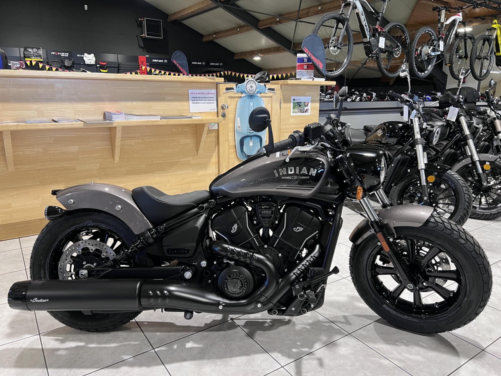 Indian Scout Bobber Ltd + Tech Heavy Metal (2026) - Photo 1