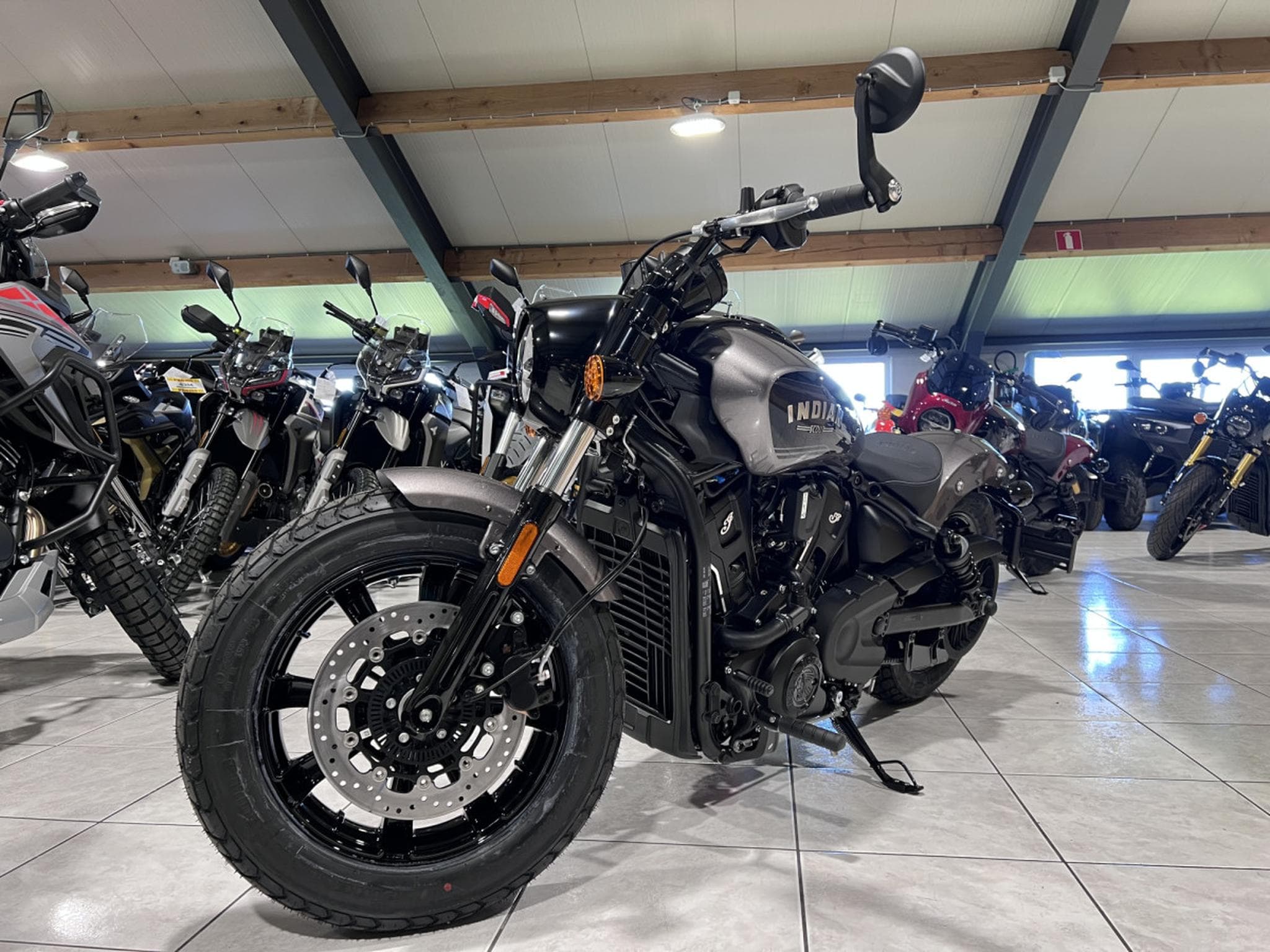 Indian Scout Bobber Ltd + Tech Heavy Metal (2026) - Photo 2