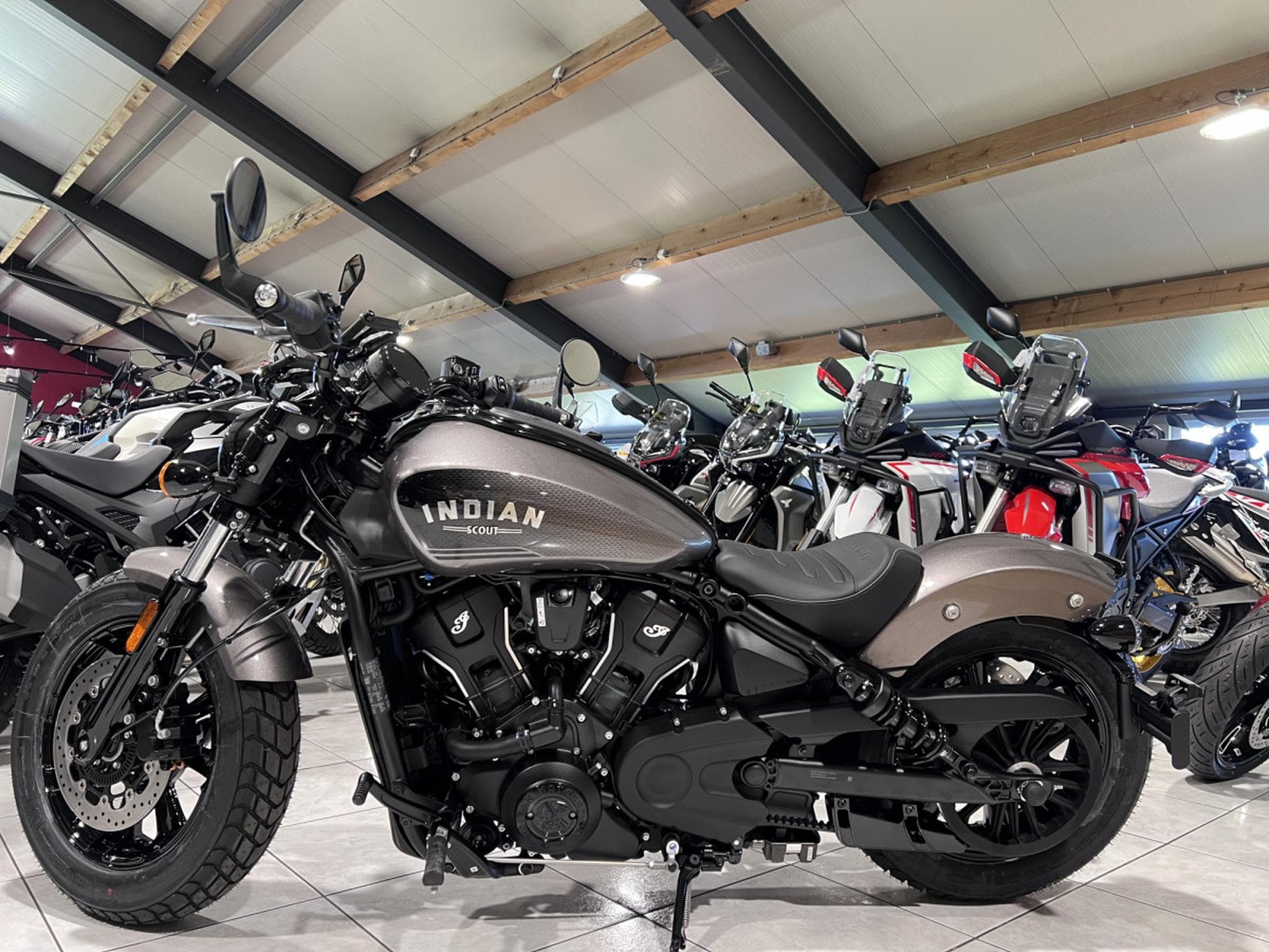 Indian Scout Bobber Ltd + Tech Heavy Metal (2026) - Photo 4