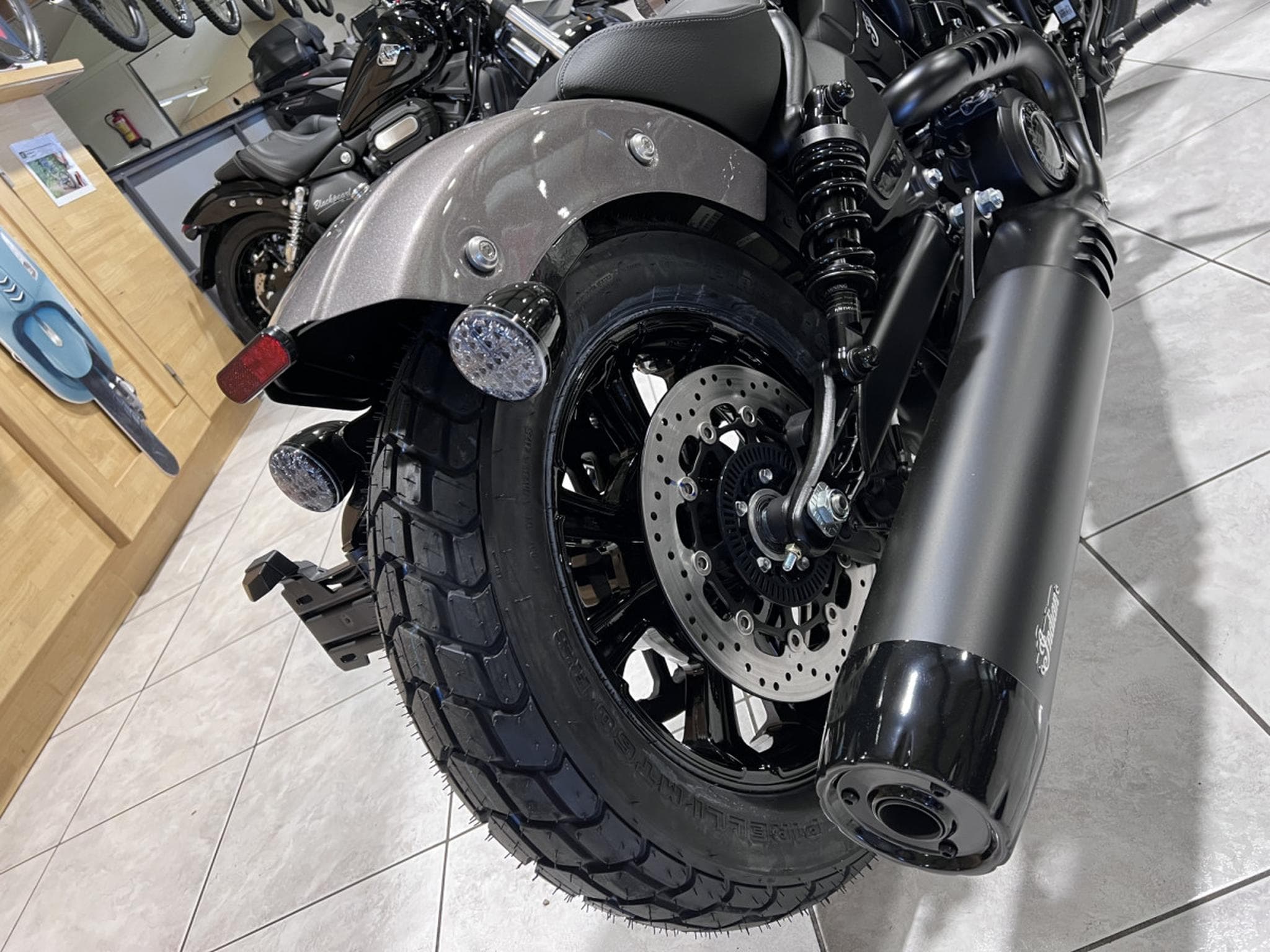 Indian Scout Bobber Ltd + Tech Heavy Metal (2026) - Photo 5