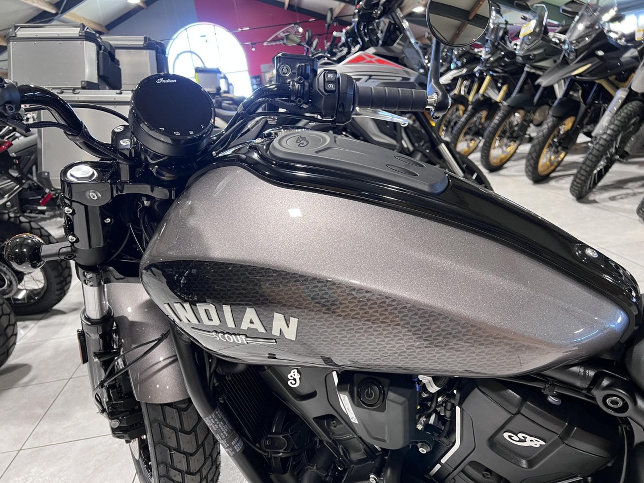 Indian Scout Bobber Ltd + Tech Heavy Metal (2026) - Photo 6