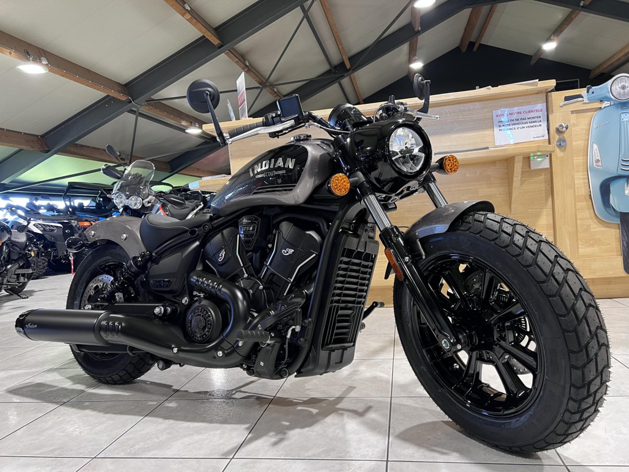 Indian Scout Bobber Ltd + Tech Heavy Metal (2026) - Photo 7