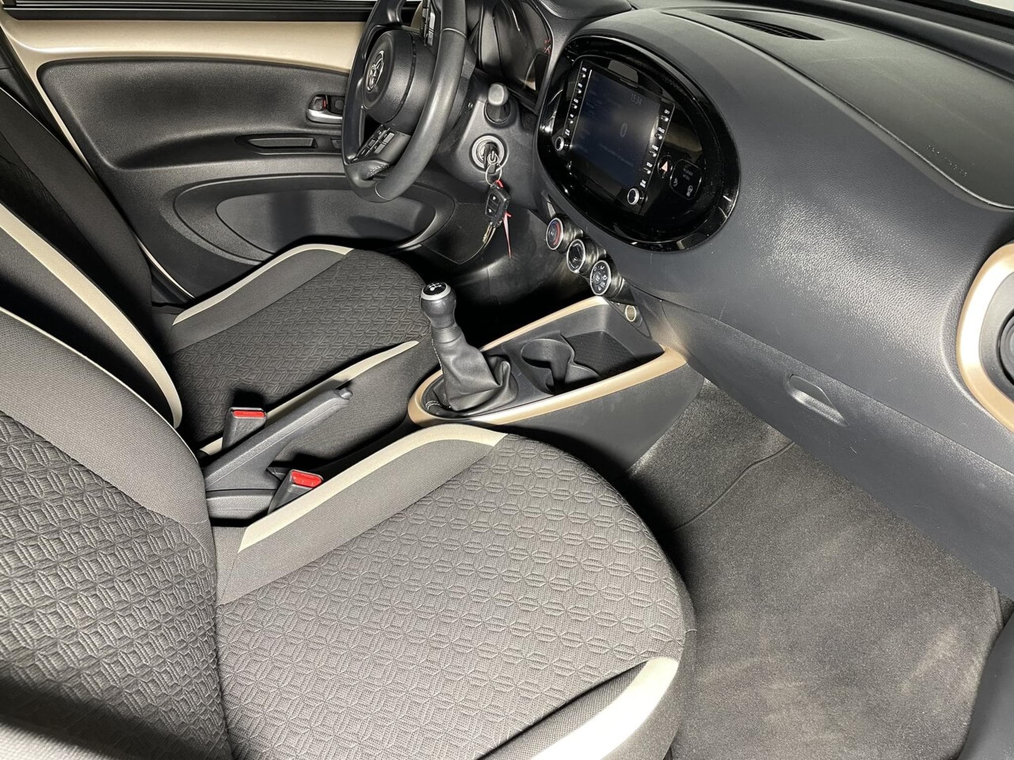 Toyota Aygo 1.0 VVT-I 72 DESIGN BLUETOOTH (2023) - Foto 10