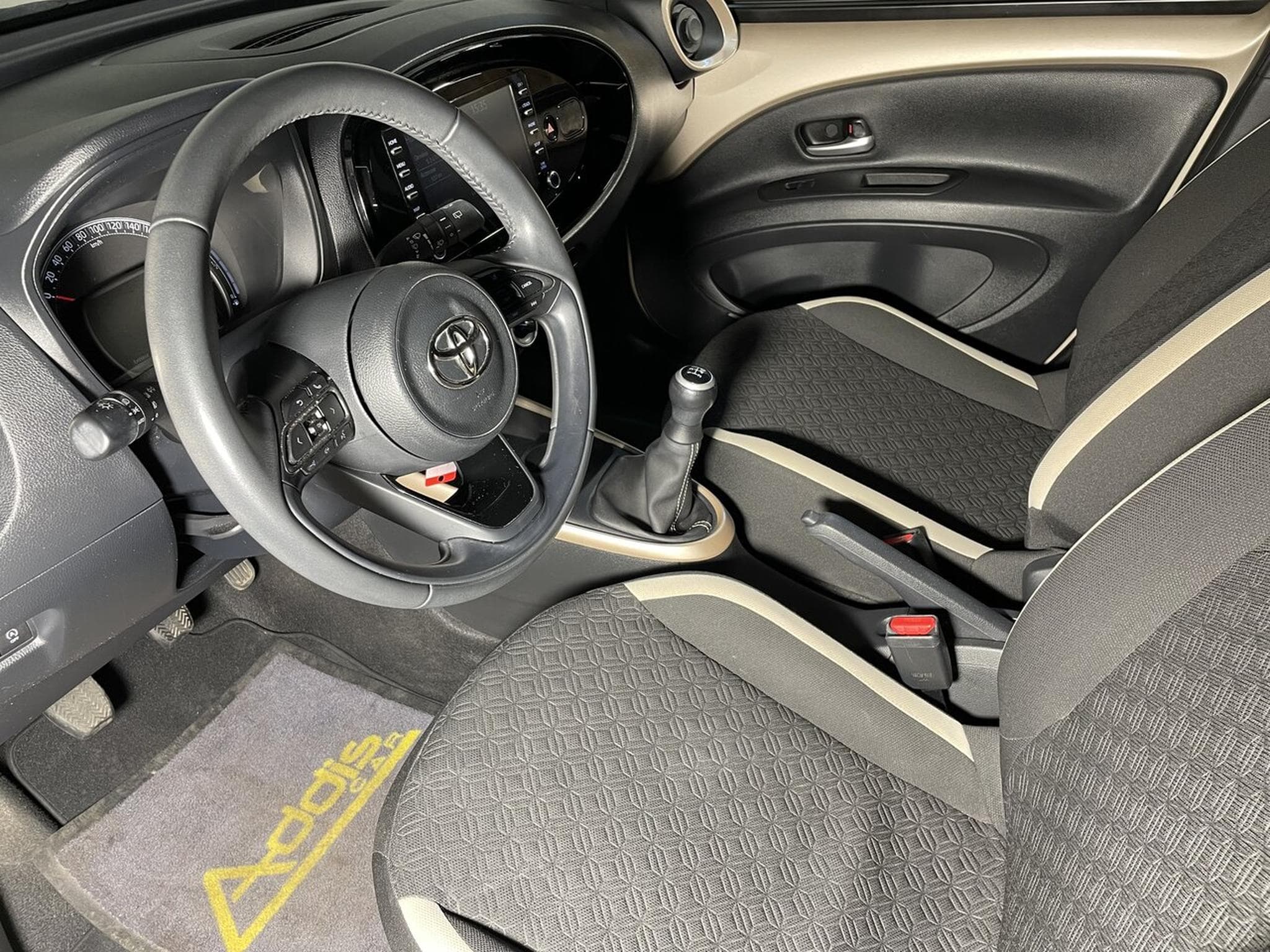 Toyota Aygo 1.0 VVT-I 72 DESIGN BLUETOOTH (2023) - Foto 9