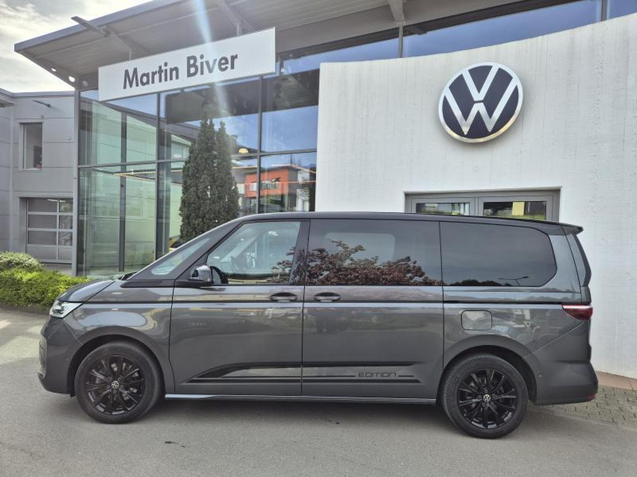 VW Multivan Edition (2023) - Photo 2