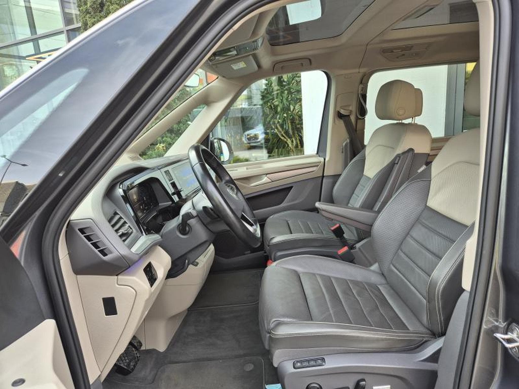 VW Multivan Edition (2023) - Photo 8