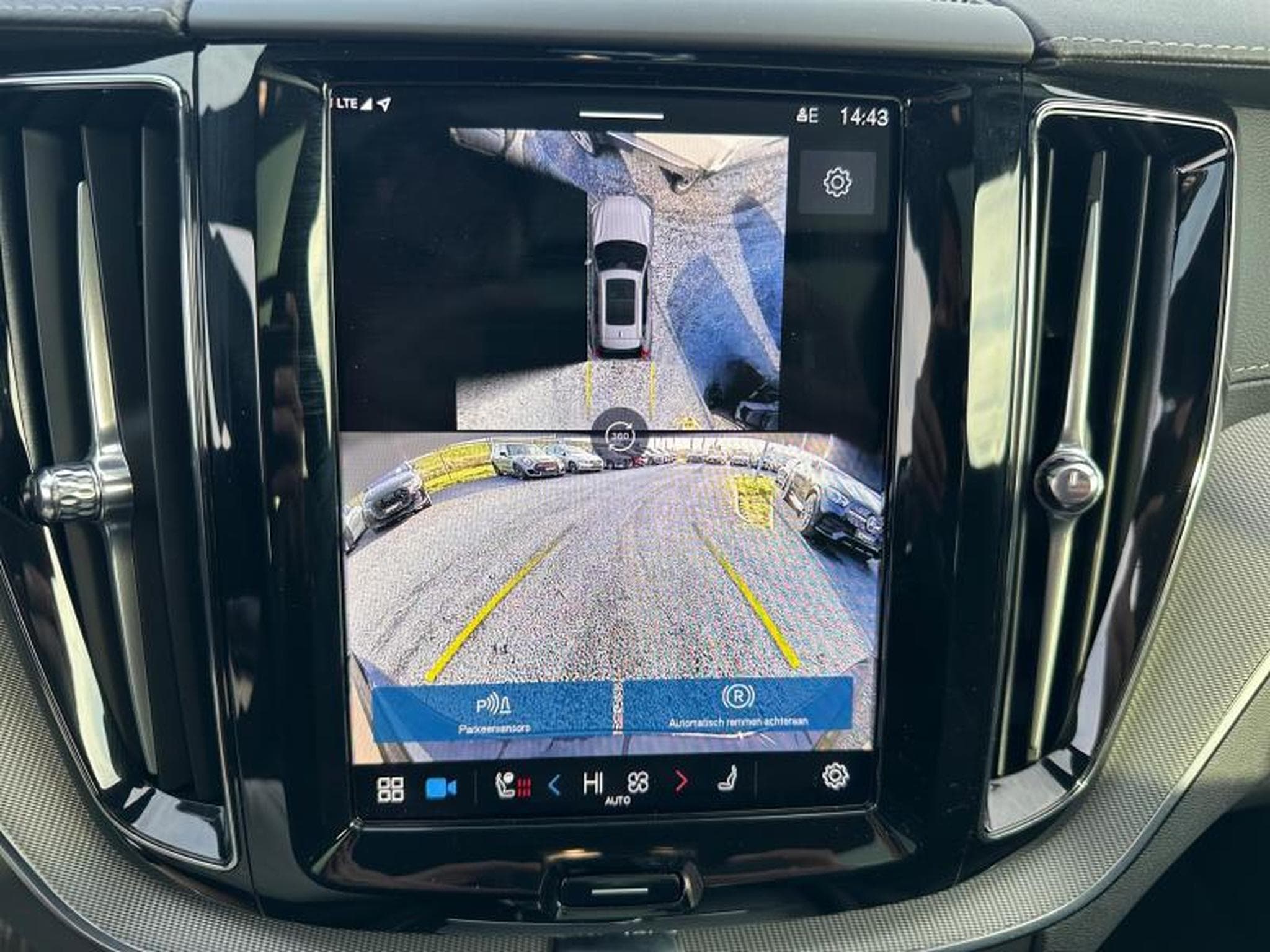 Volvo XC60 B5 Ultra Black Edition / Essence (2025) - Photo 17