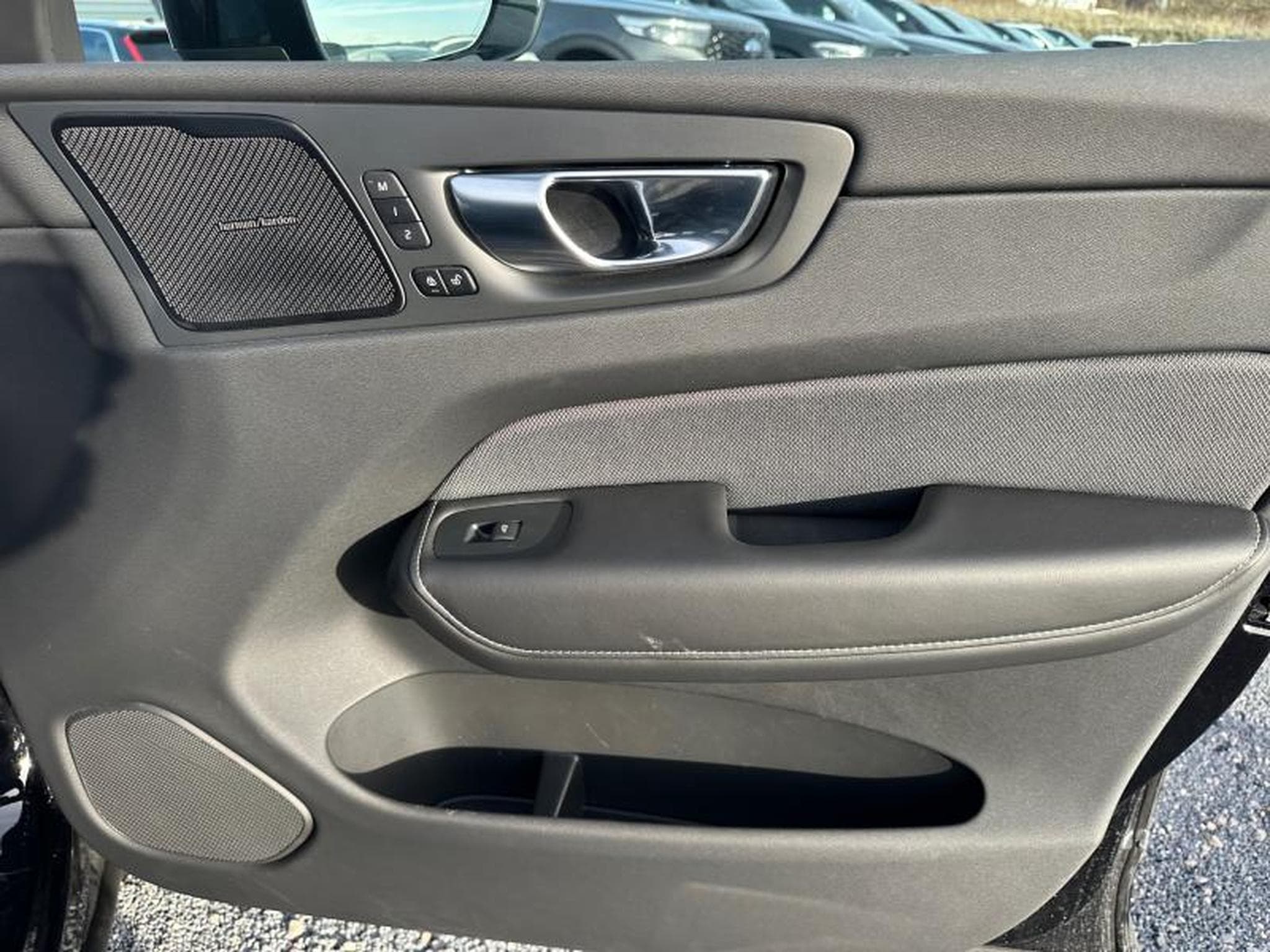 Volvo XC60 B5 Ultra Black Edition / Essence (2025) - Photo 21