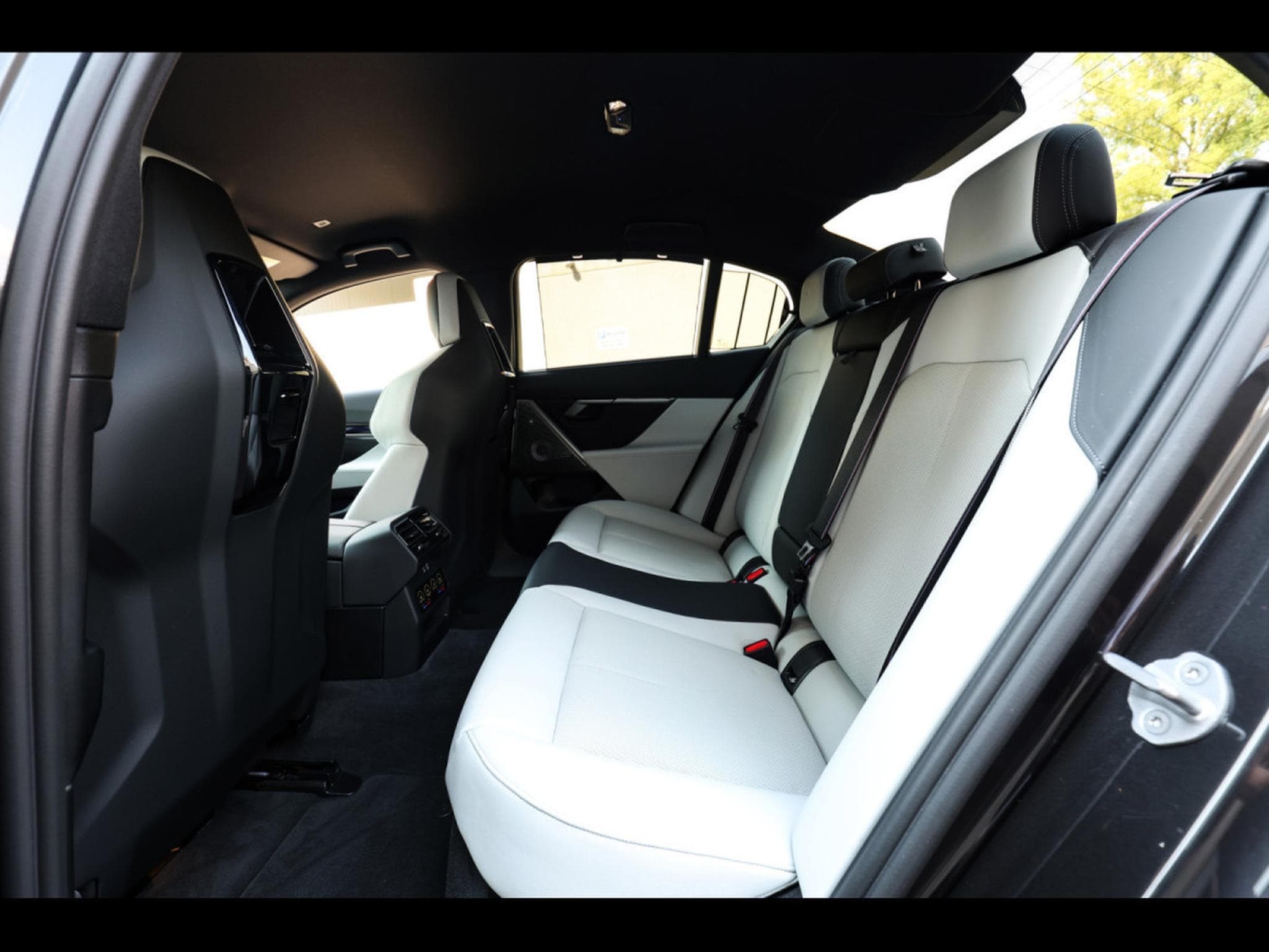 BMW M5 XDRIVE (G90) - SOPHISTOGRAU BRILLANTEFFEKT (2025) - Foto 14