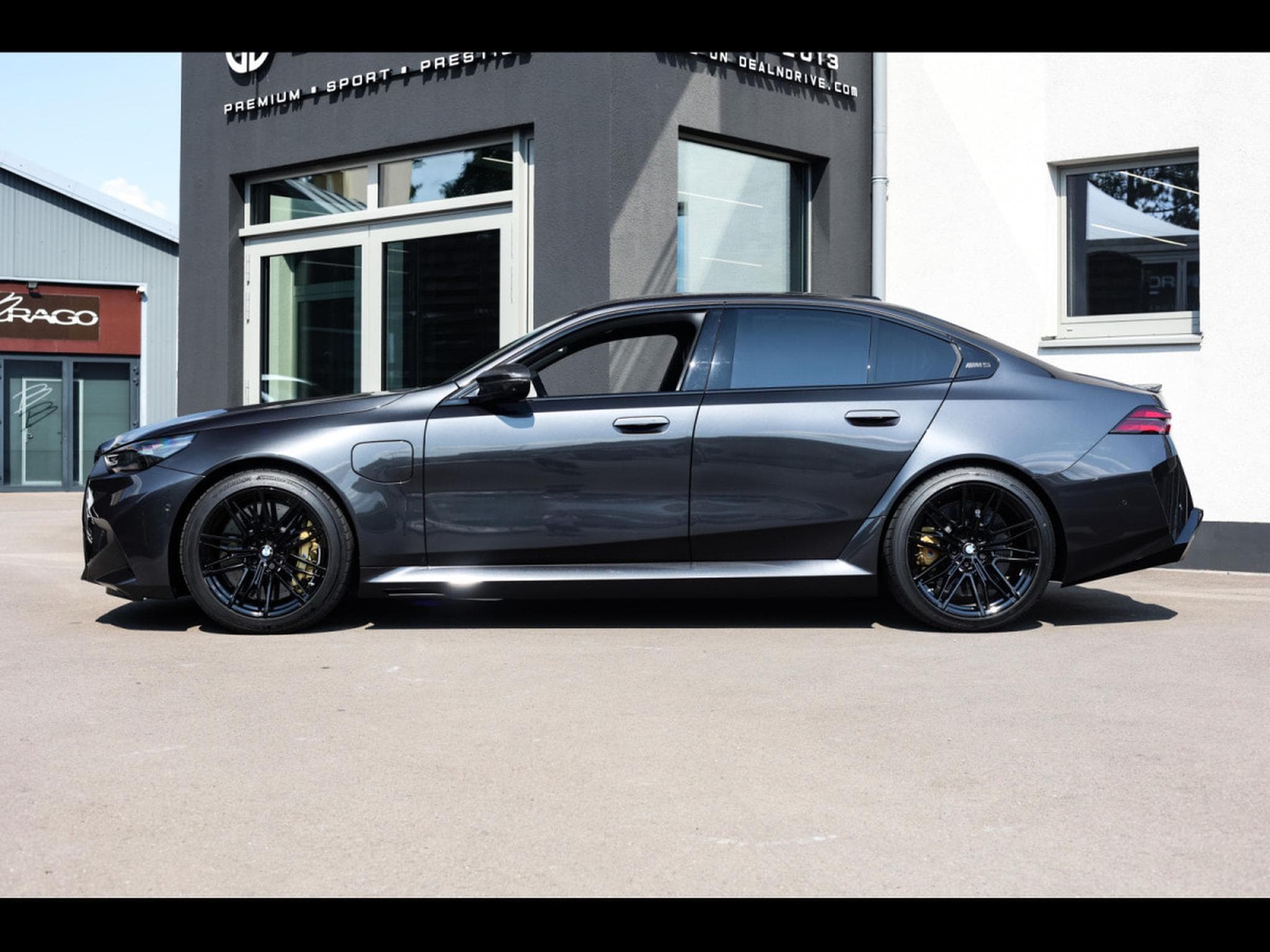 BMW M5 XDRIVE (G90) - SOPHISTOGRAU BRILLANTEFFEKT (2025) - Foto 2