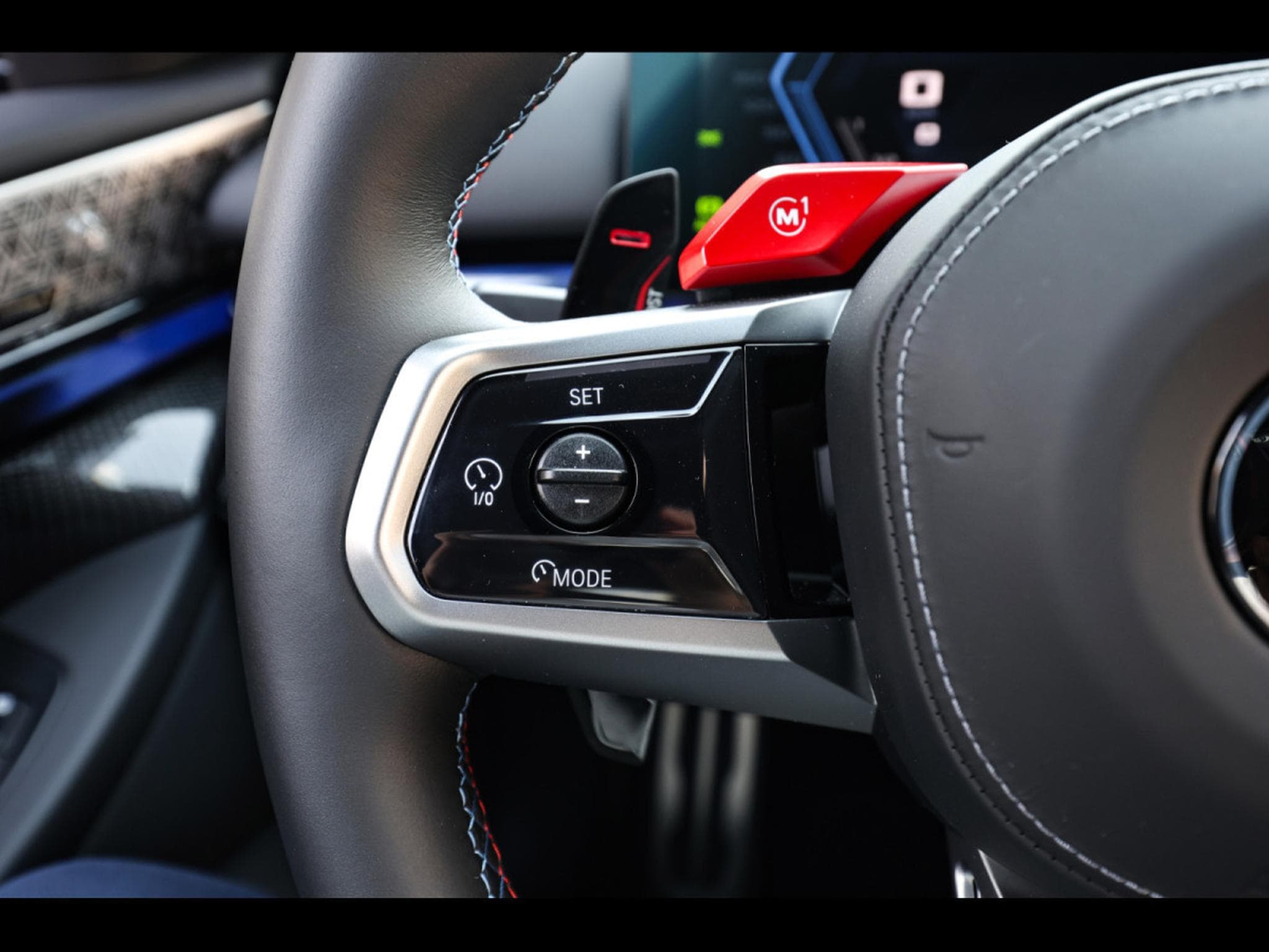 BMW M5 XDRIVE (G90) - SOPHISTOGRAU BRILLANTEFFEKT (2025) - Foto 22