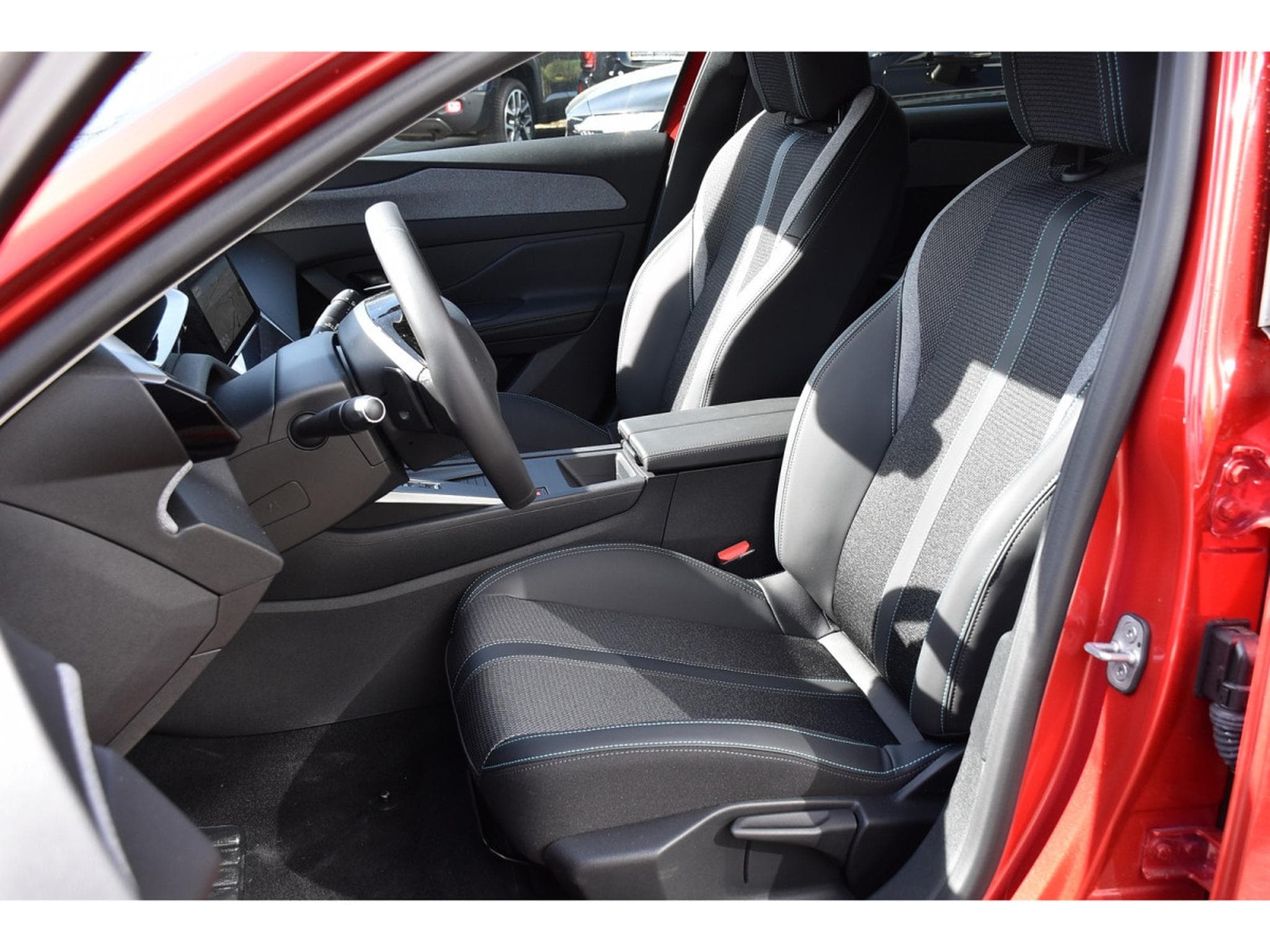 Peugeot 308 1.2 Hybrid 145 e-DCS6 Allure ACC LANE GPS CAM360 1° MAIN (2025) - Foto 6