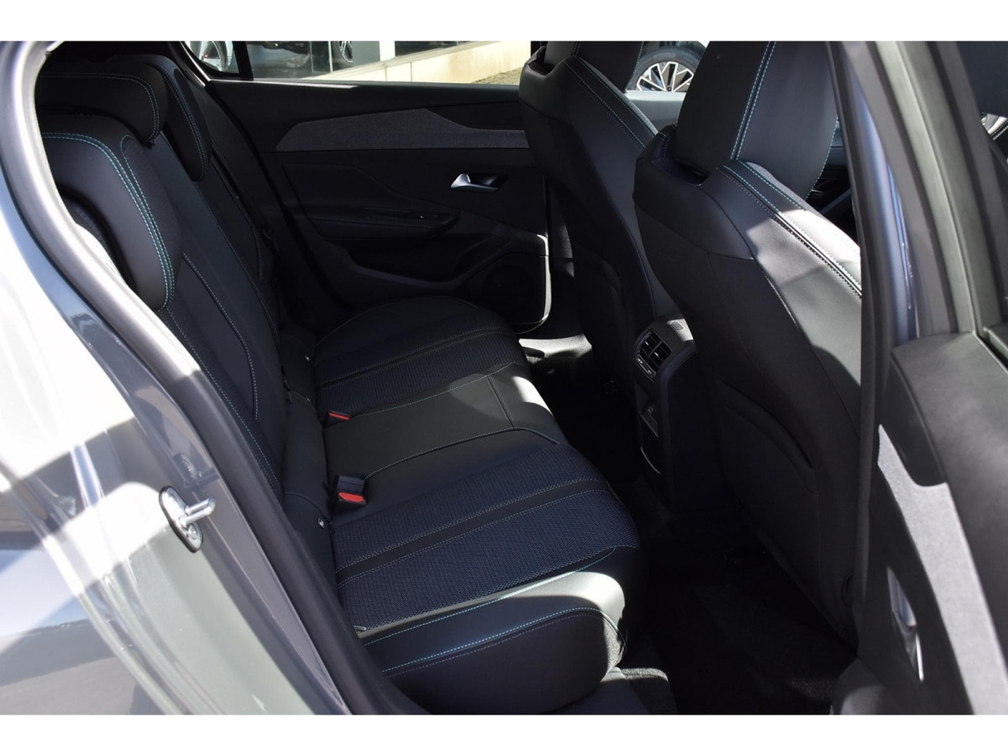 Peugeot 308 1.2 Hybrid 145 e-DCS6 Allure ACC LANE GPS CAM360 1° MAIN (2025) - Foto 8