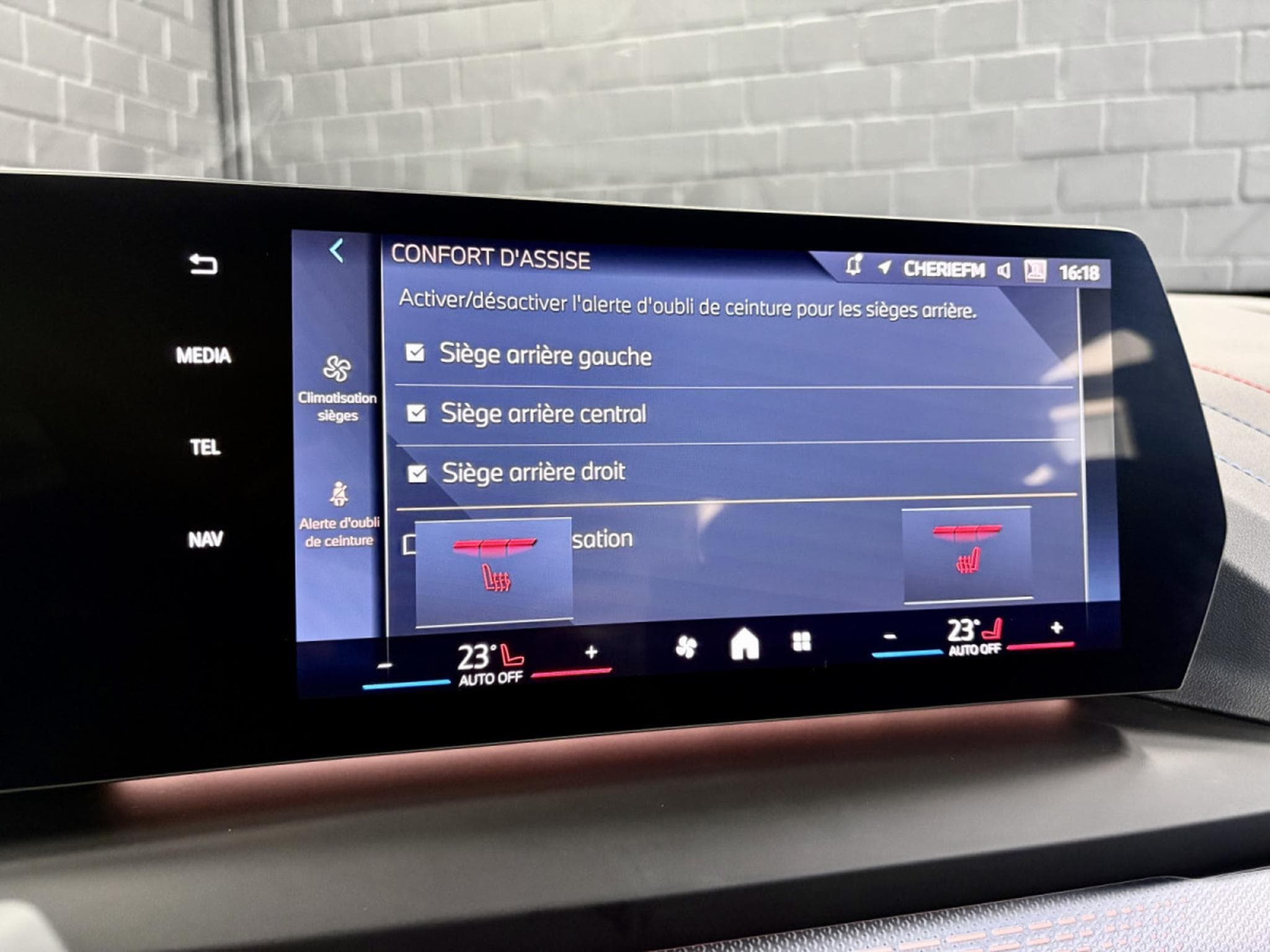 BMW 120 120i M-Sport 170CV  *Sièges Chauffants* Shadow Line * (2025) - Photo 17