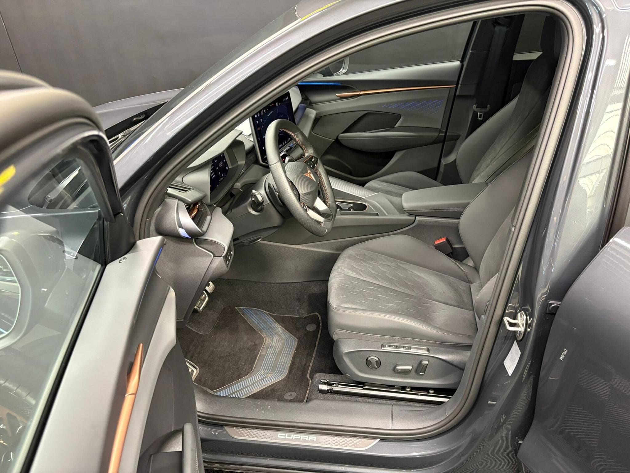 Cupra Terramar VZ 2.0 TSI 265cv 4x4 PANO/ATTELAGE/CAM360 (2026) - Photo 8