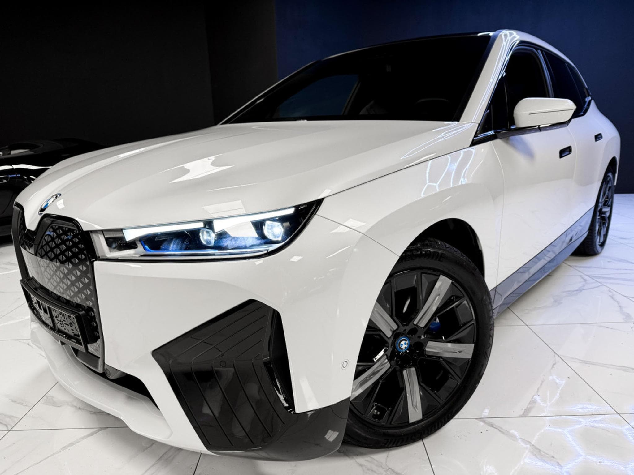 BMW iX 50 xDrive / M SPORT / HK / PANO / 360 (2023) - Photo 8