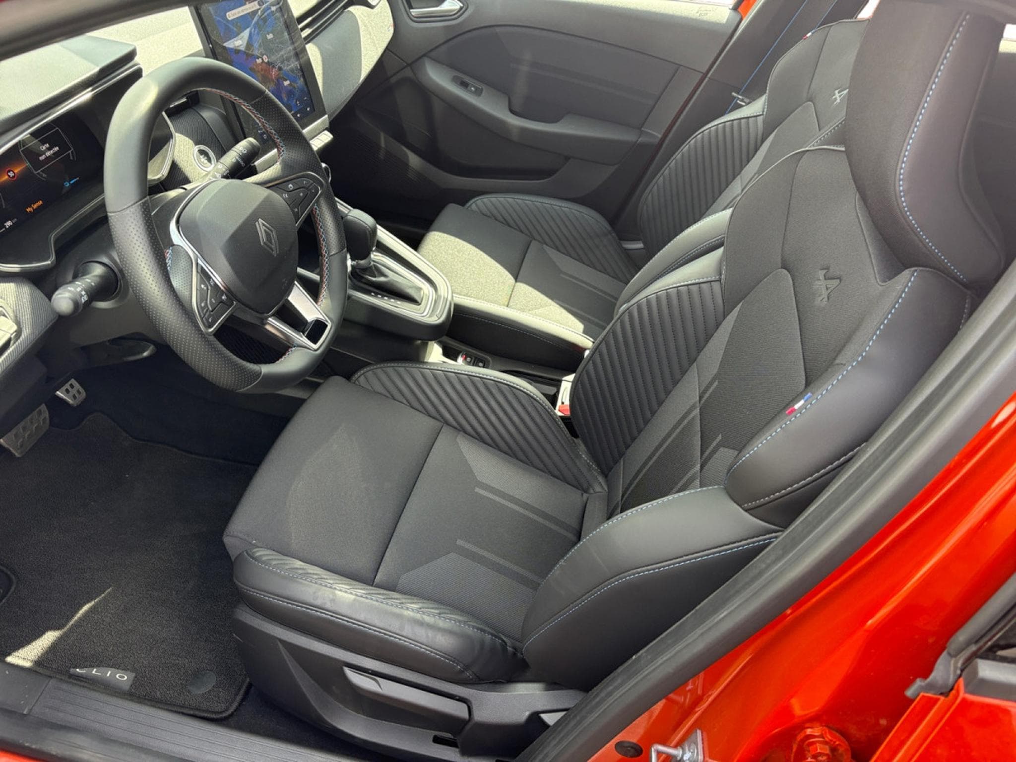 Renault Clio 1.6i Esprit Alpine E-Tech Full Hybrid (2025) - Photo 6
