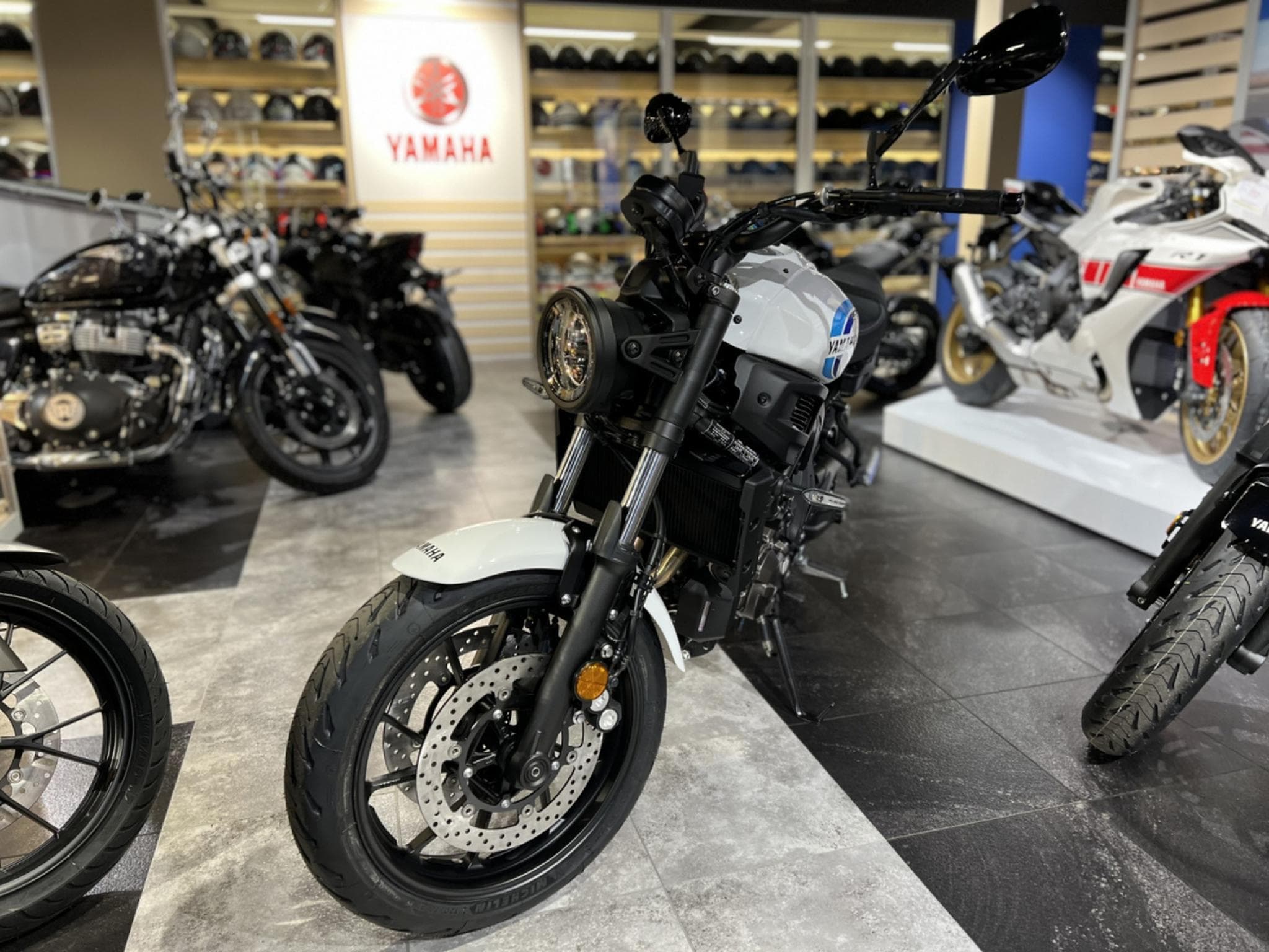 Yamaha XSR rabaissée 50 mm (2024) - Foto 2