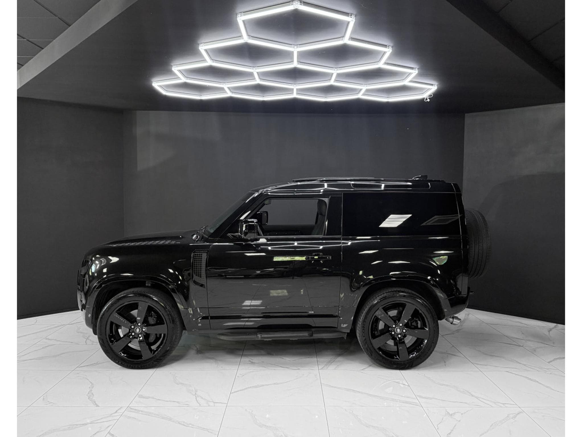 Land-Rover Defender 90 AWD V8 WARRANTY 2029 (2024) - Photo 2