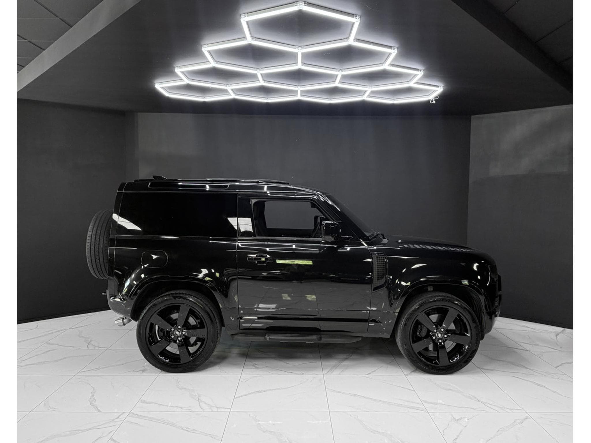 Land-Rover Defender 90 AWD V8 WARRANTY 2029 (2024) - Photo 6