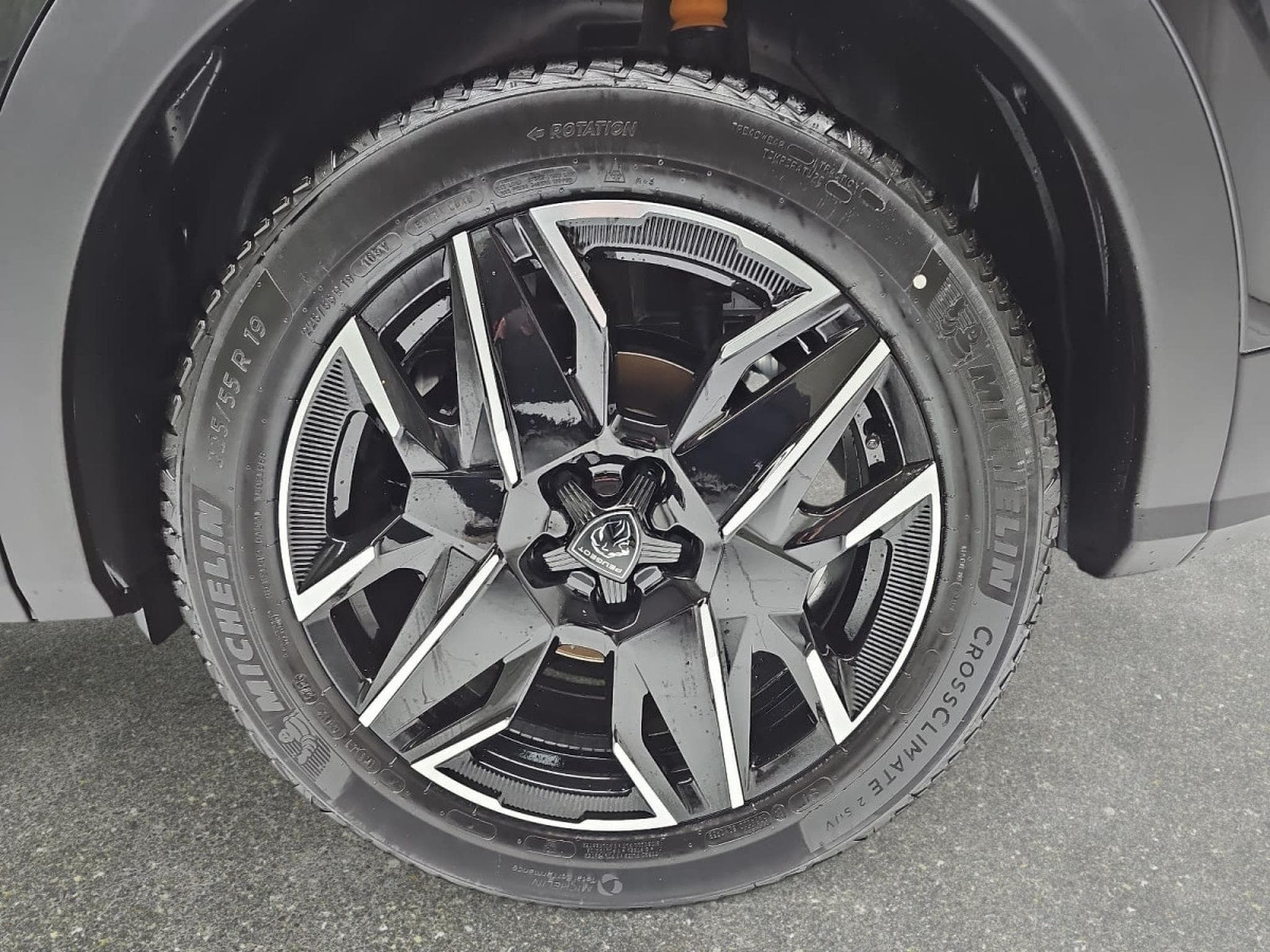 Peugeot 3008 1.2 Hybrid 145 E-DSC6 Allure (2025) - Photo 6