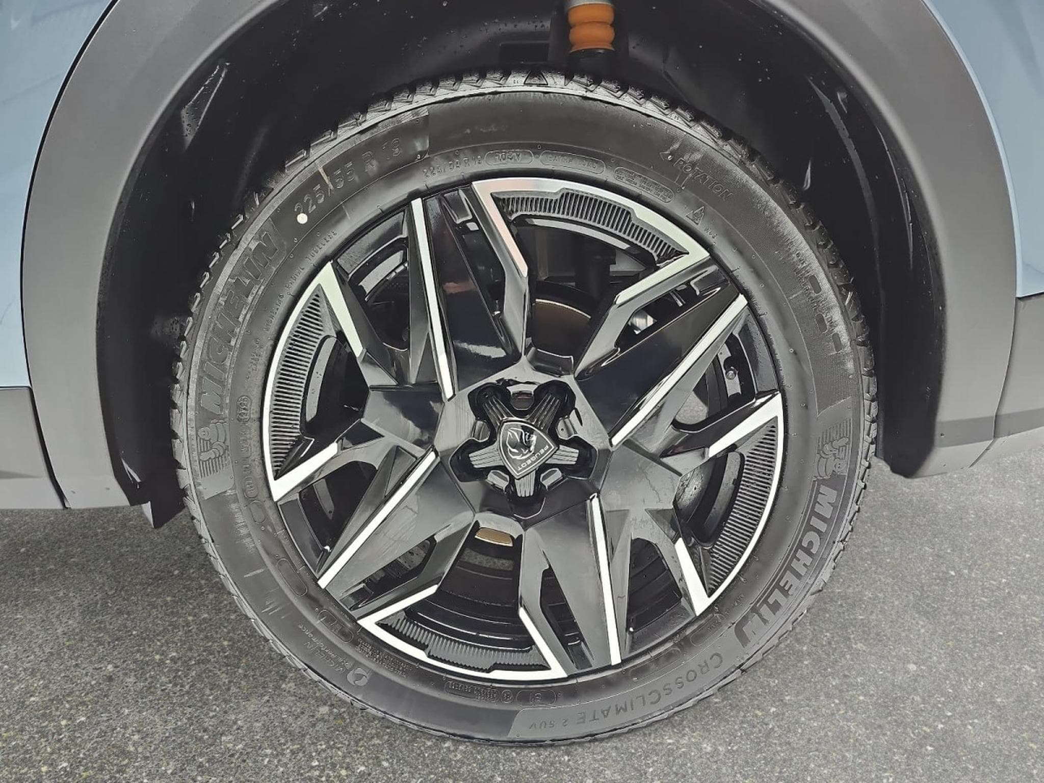 Peugeot 3008 1.2 Hybrid 145 E-DSC6 Allure (2025) - Photo 6