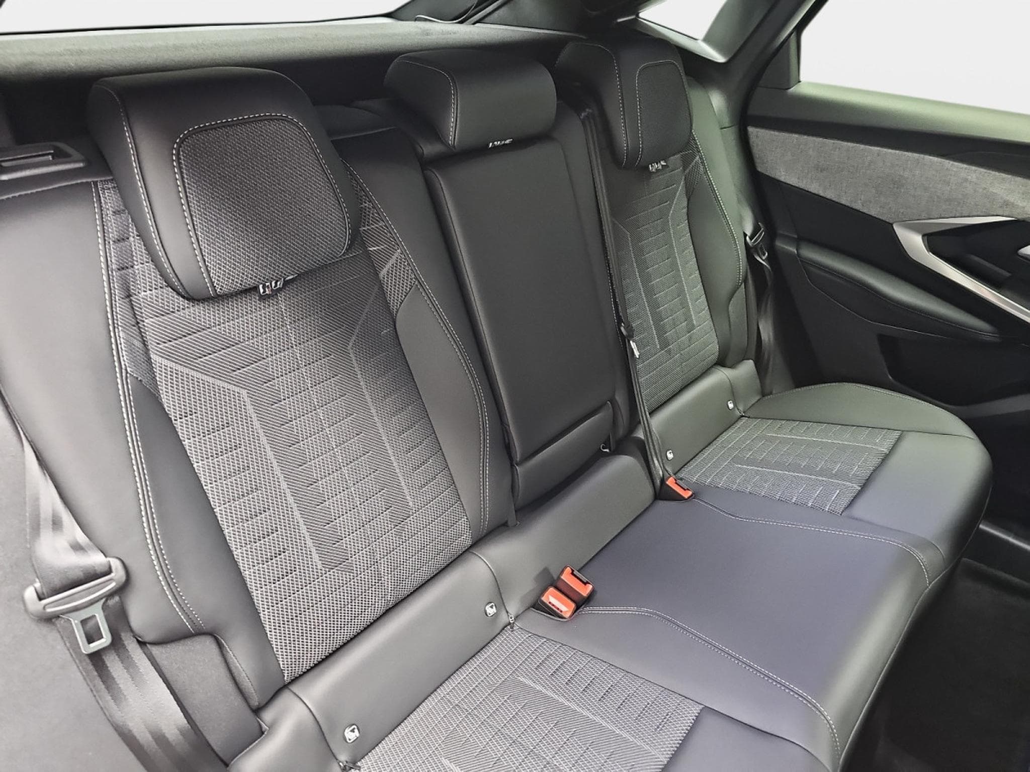 Peugeot 5008 1.2 PureTech 146 e-DSC6 GT (2026) - Photo 16