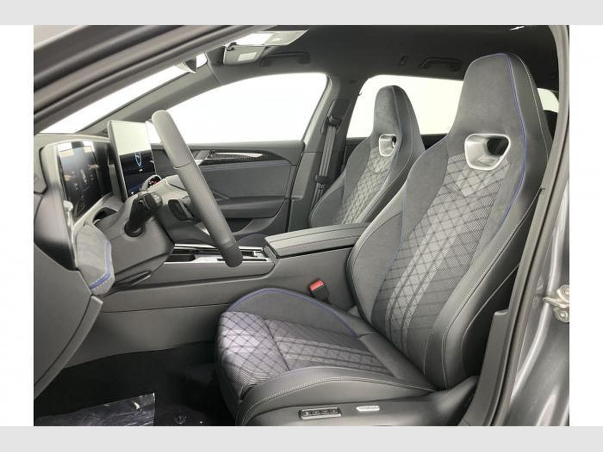 VW Passat Variant R-Line (2026) - Photo 12