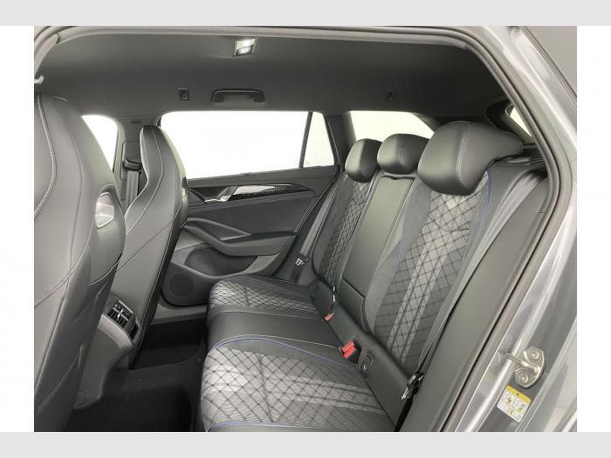 VW Passat Variant R-Line (2026) - Photo 13
