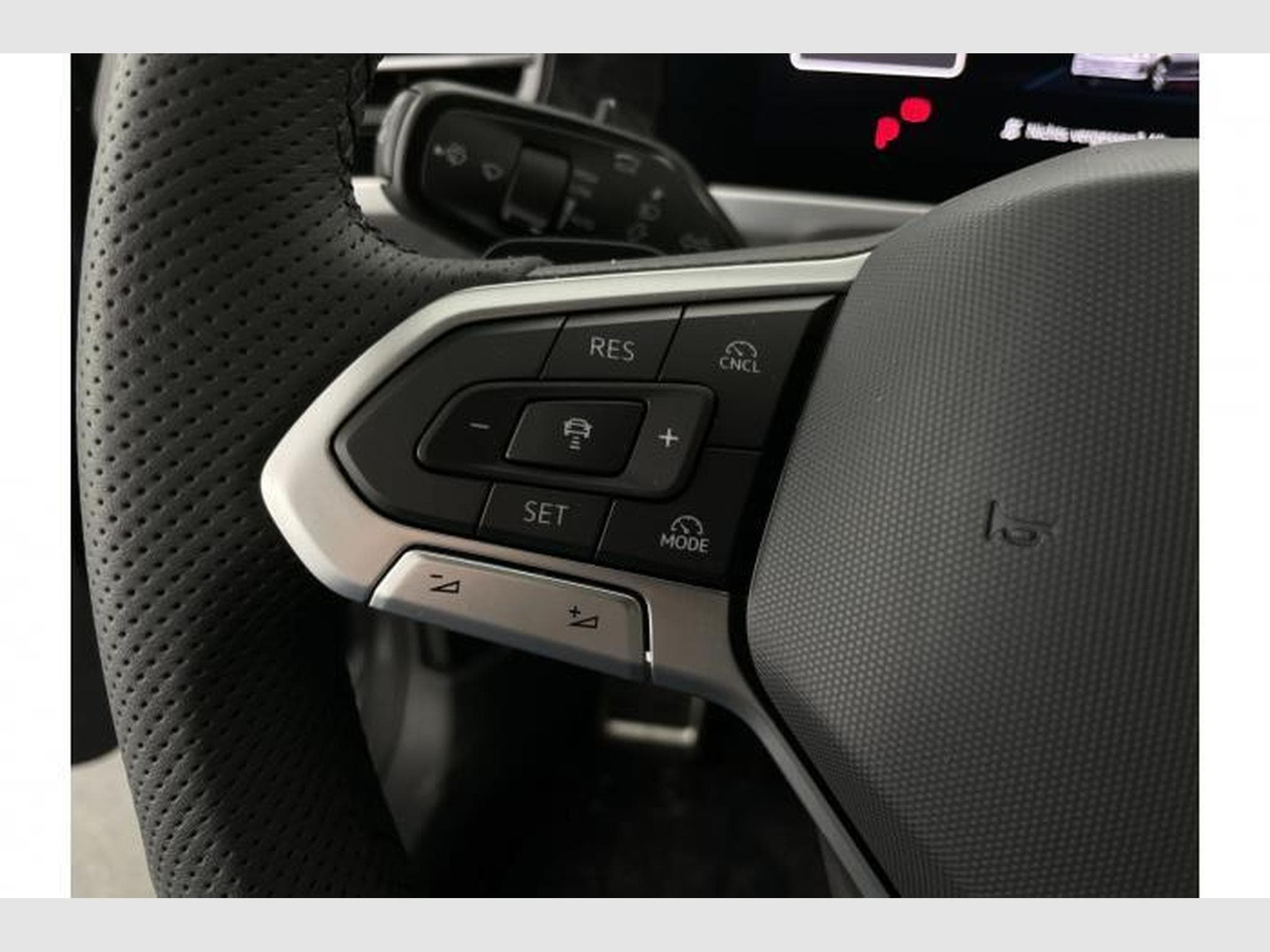 VW Passat Variant R-Line (2026) - Photo 25