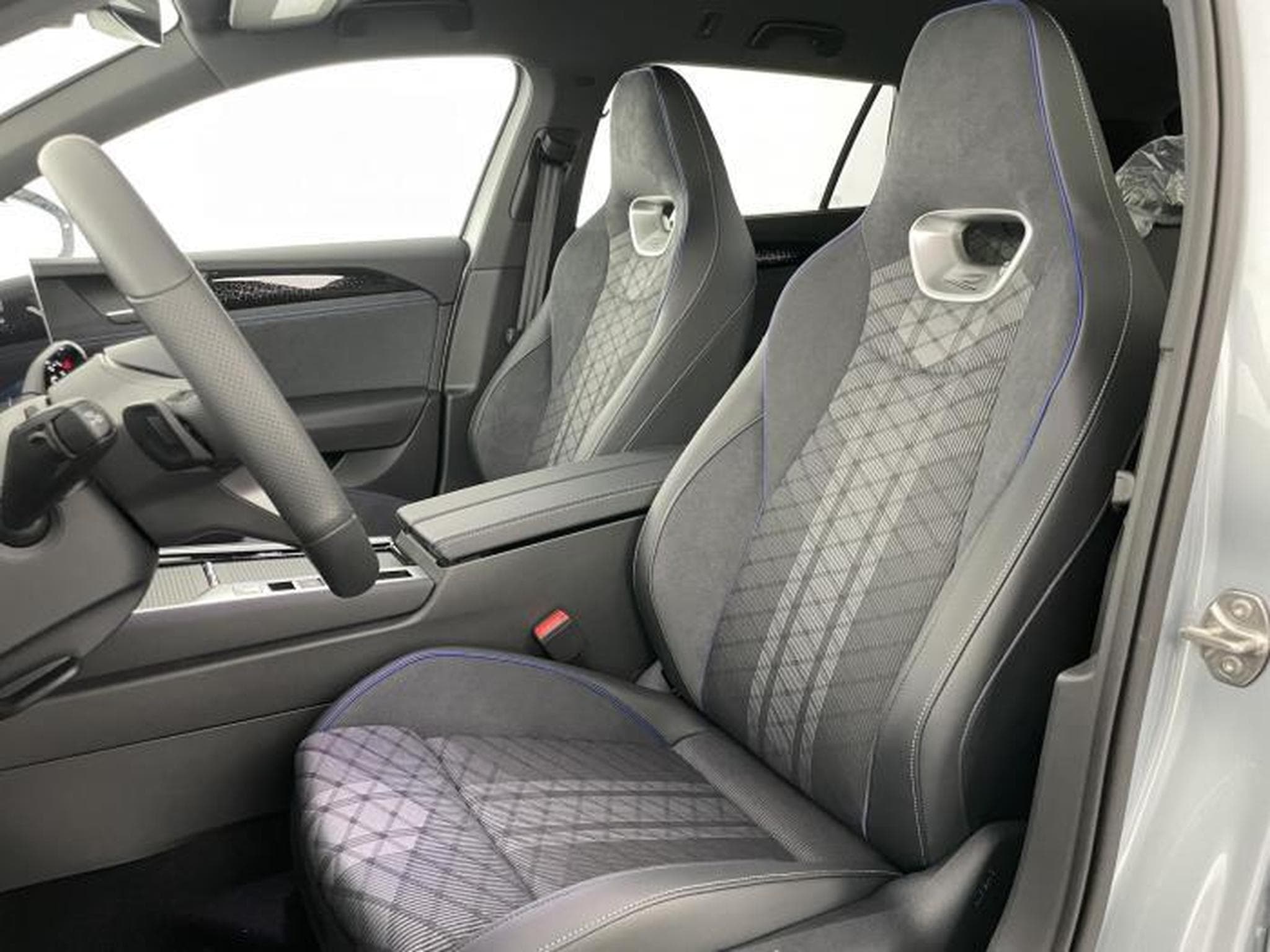 VW Passat Variant R-Line (2026) - Photo 13