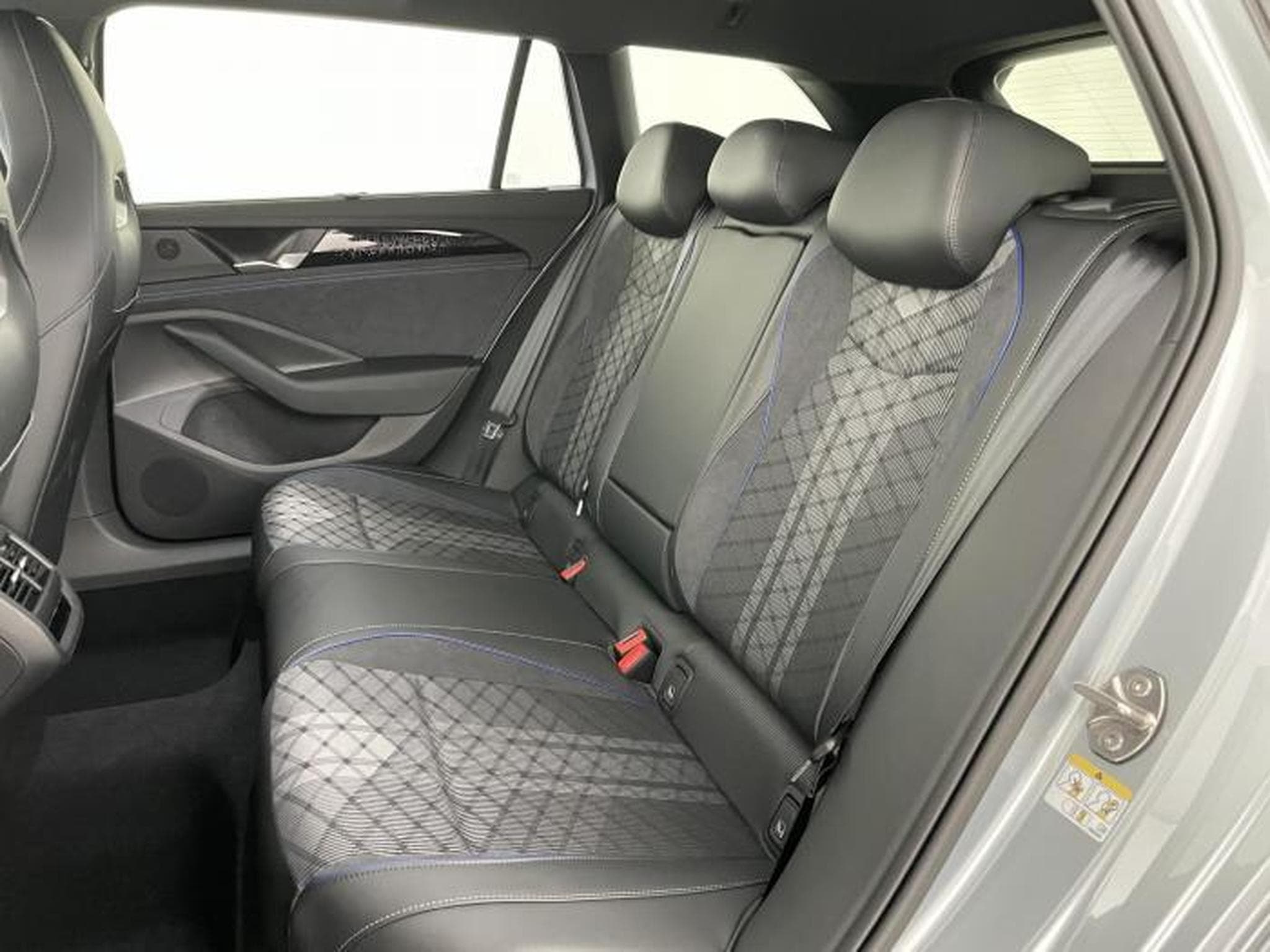 VW Passat Variant R-Line (2026) - Photo 14