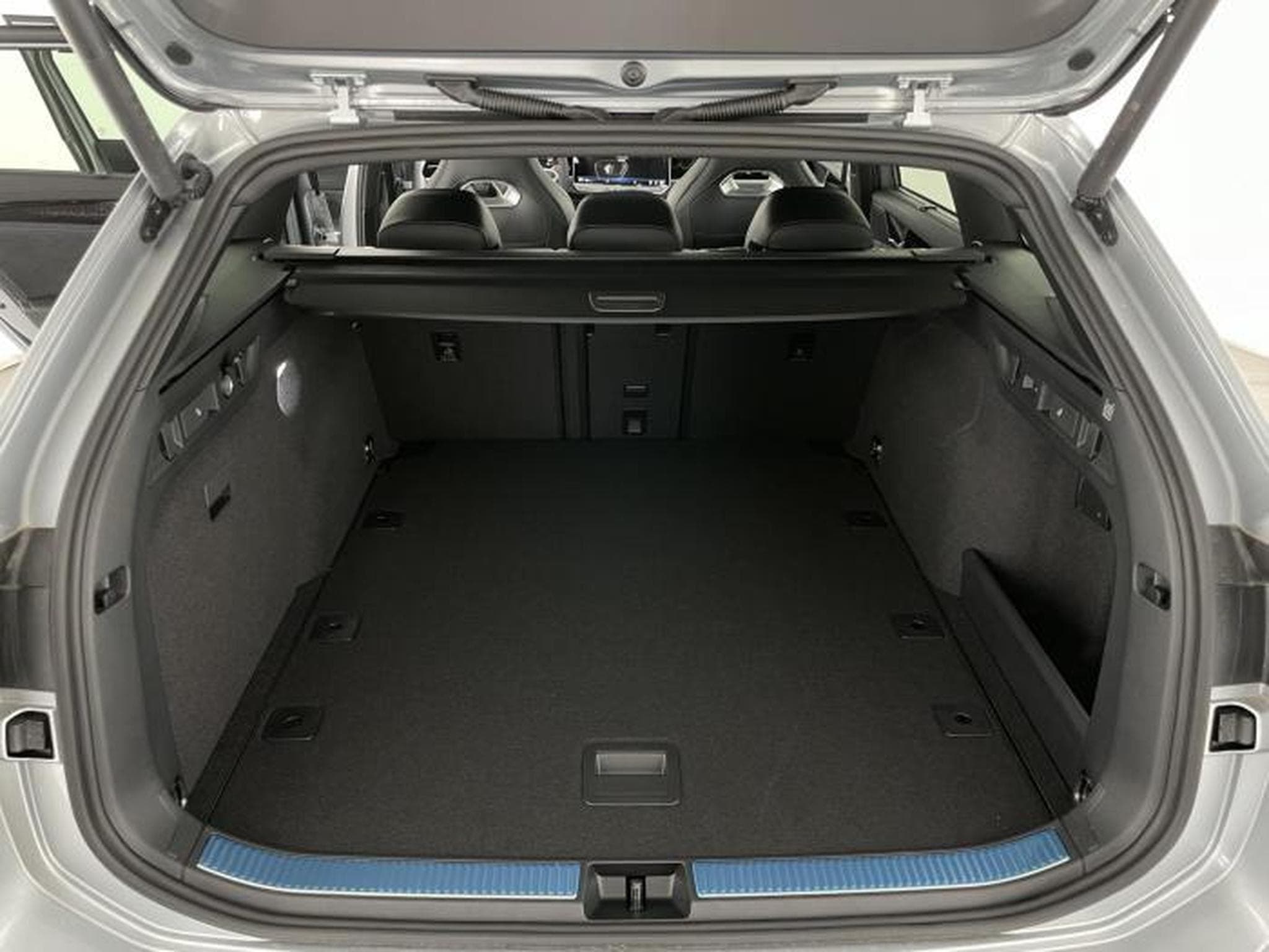 VW Passat Variant R-Line (2026) - Photo 15