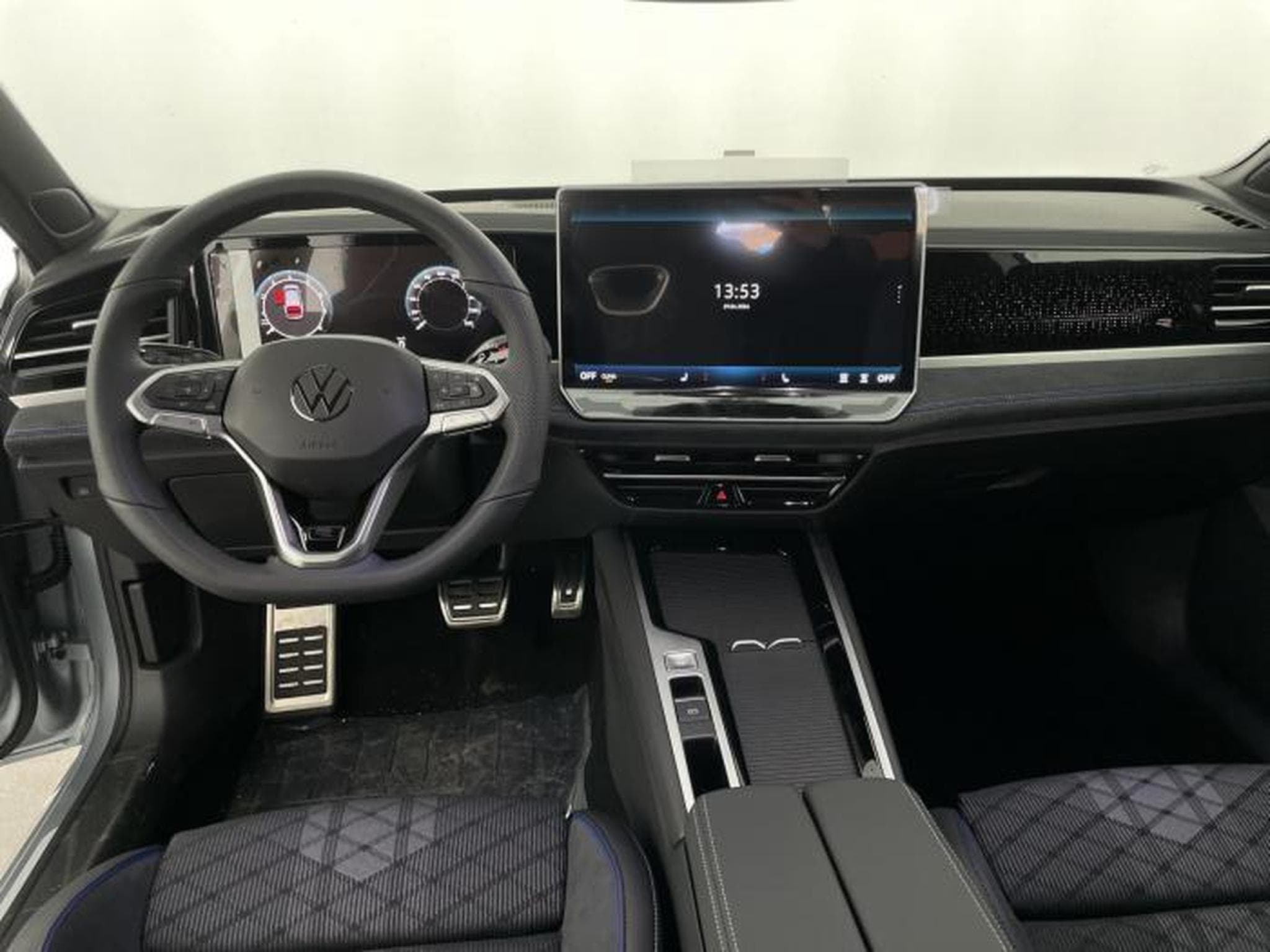 VW Passat Variant R-Line (2026) - Photo 16