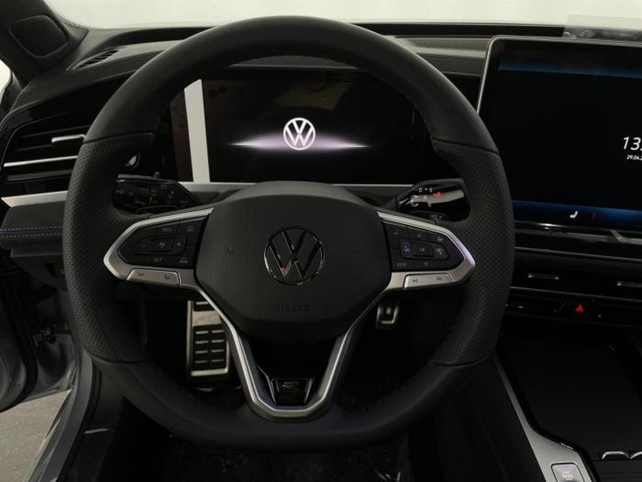 VW Passat Variant R-Line (2026) - Photo 17