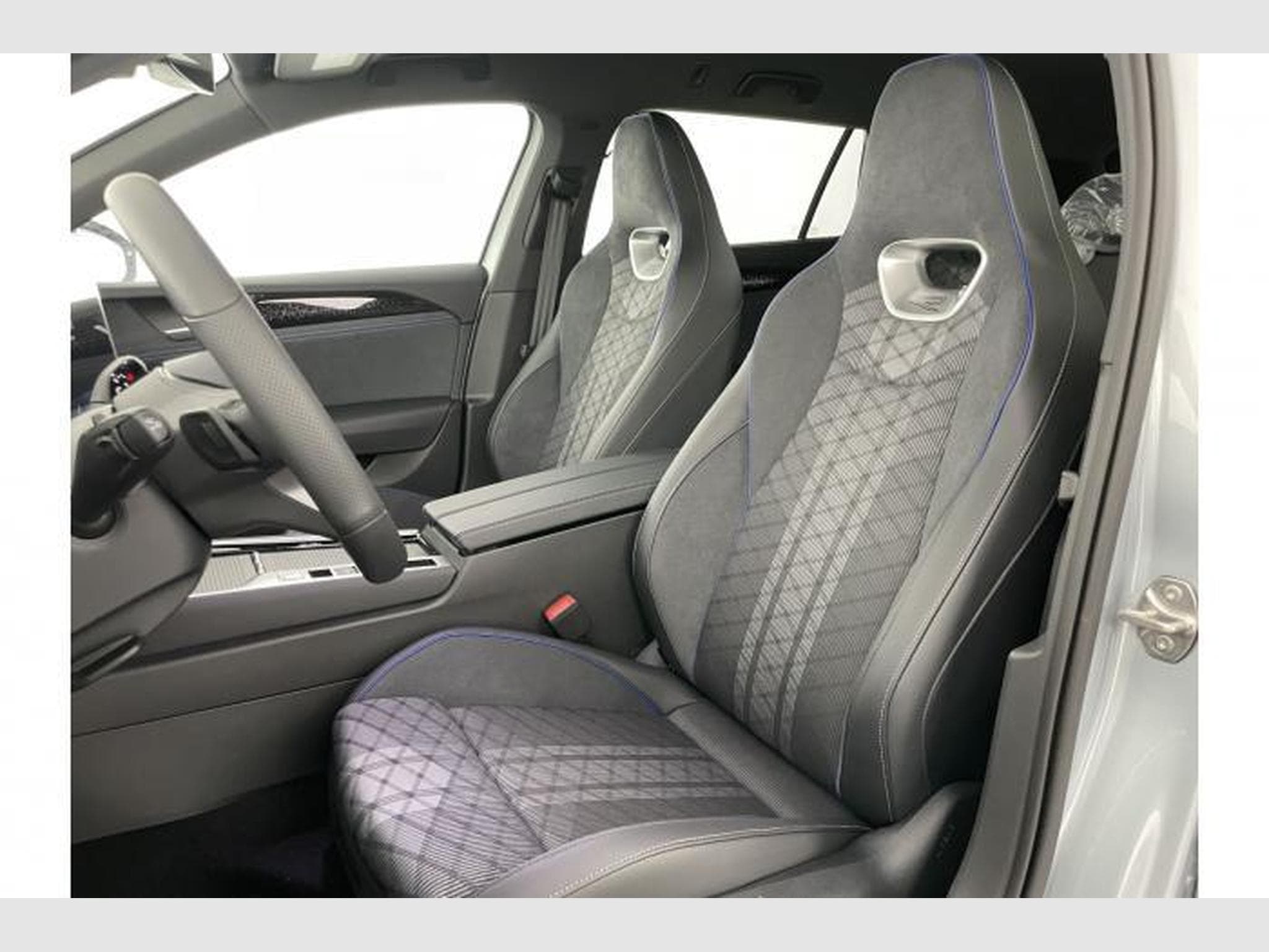VW Passat Variant R-Line (2026) - Photo 12