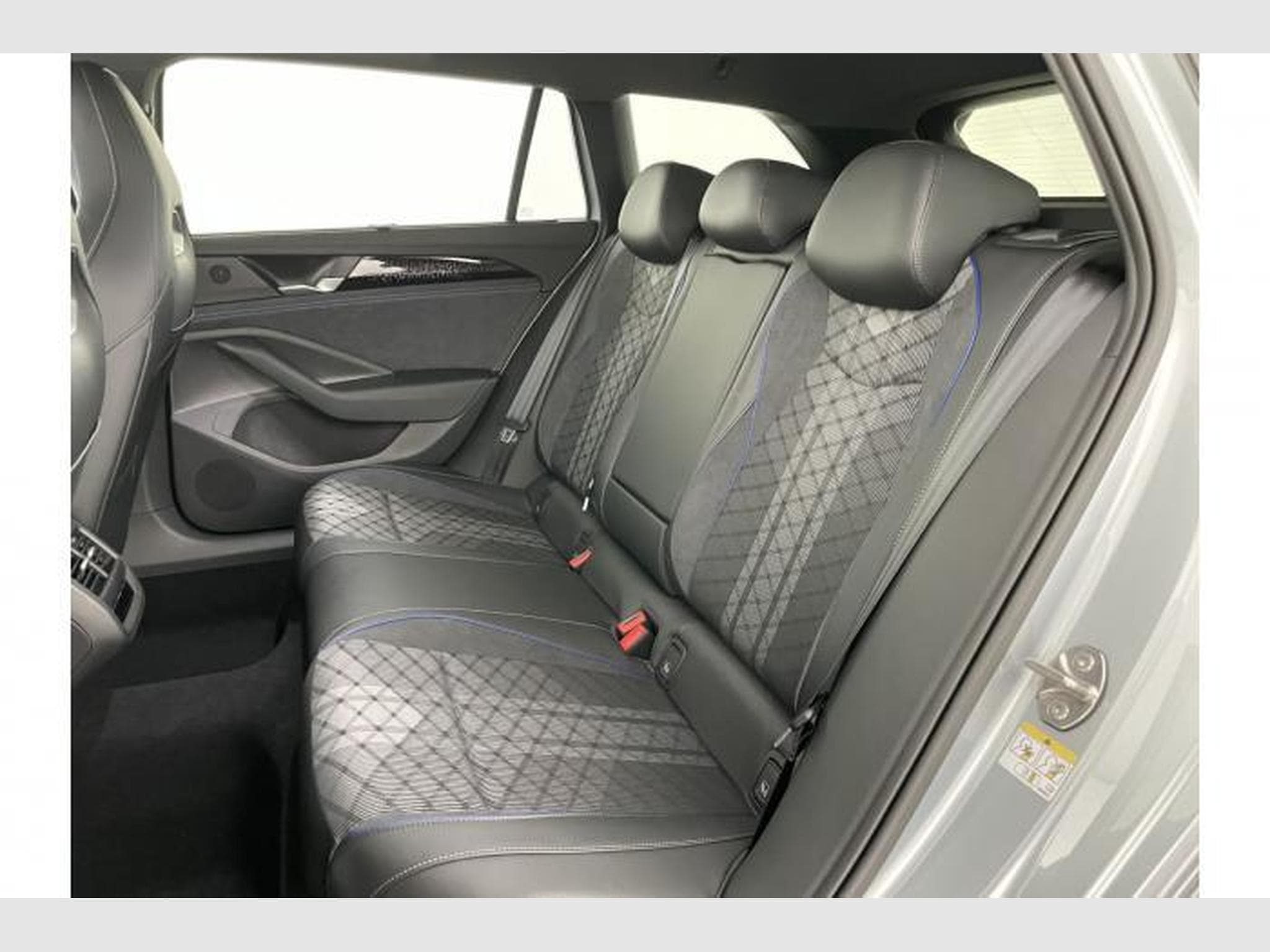 VW Passat Variant R-Line (2026) - Photo 13
