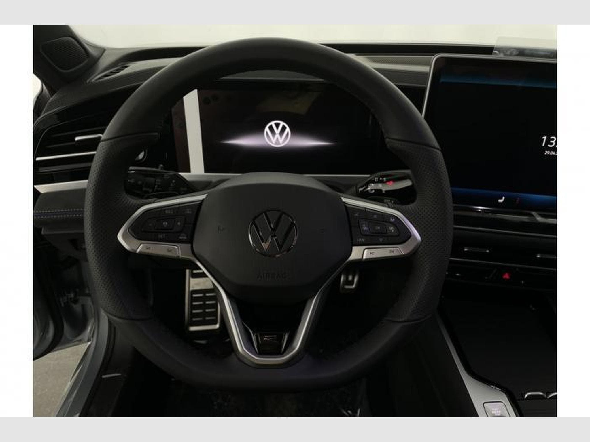 VW Passat Variant R-Line (2026) - Photo 16