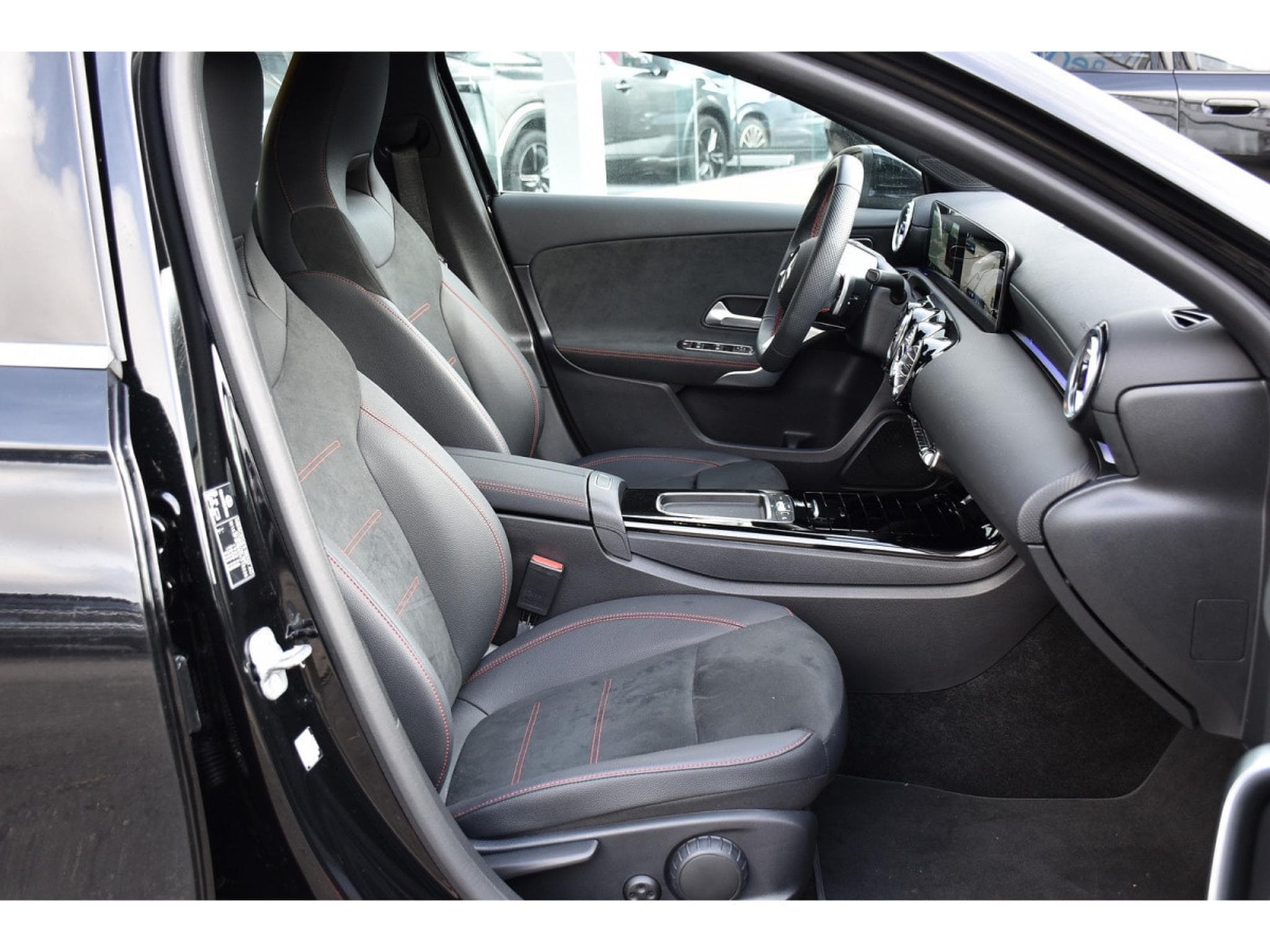 Mercedes A 200 AMG Line 7G-Tronic GPS LANE CAM PARK KEYLESS 1° MAIN (2025) - Photo 7