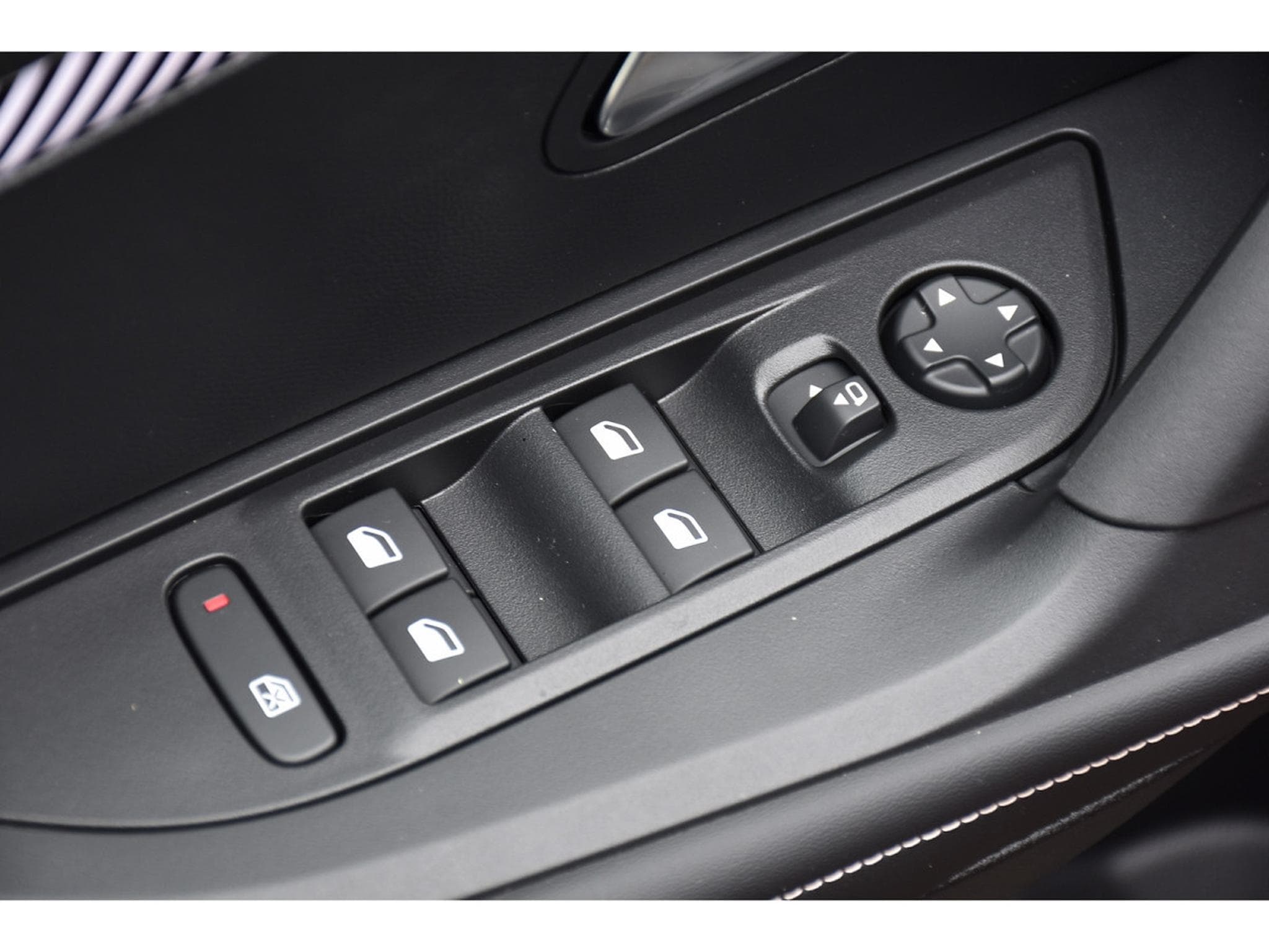 Peugeot 2008 1.2 Hybrid 145 Allure e-DCS6 ACC LANE SIDE GPS CAM360 1°MAIN (2025) - Photo 24