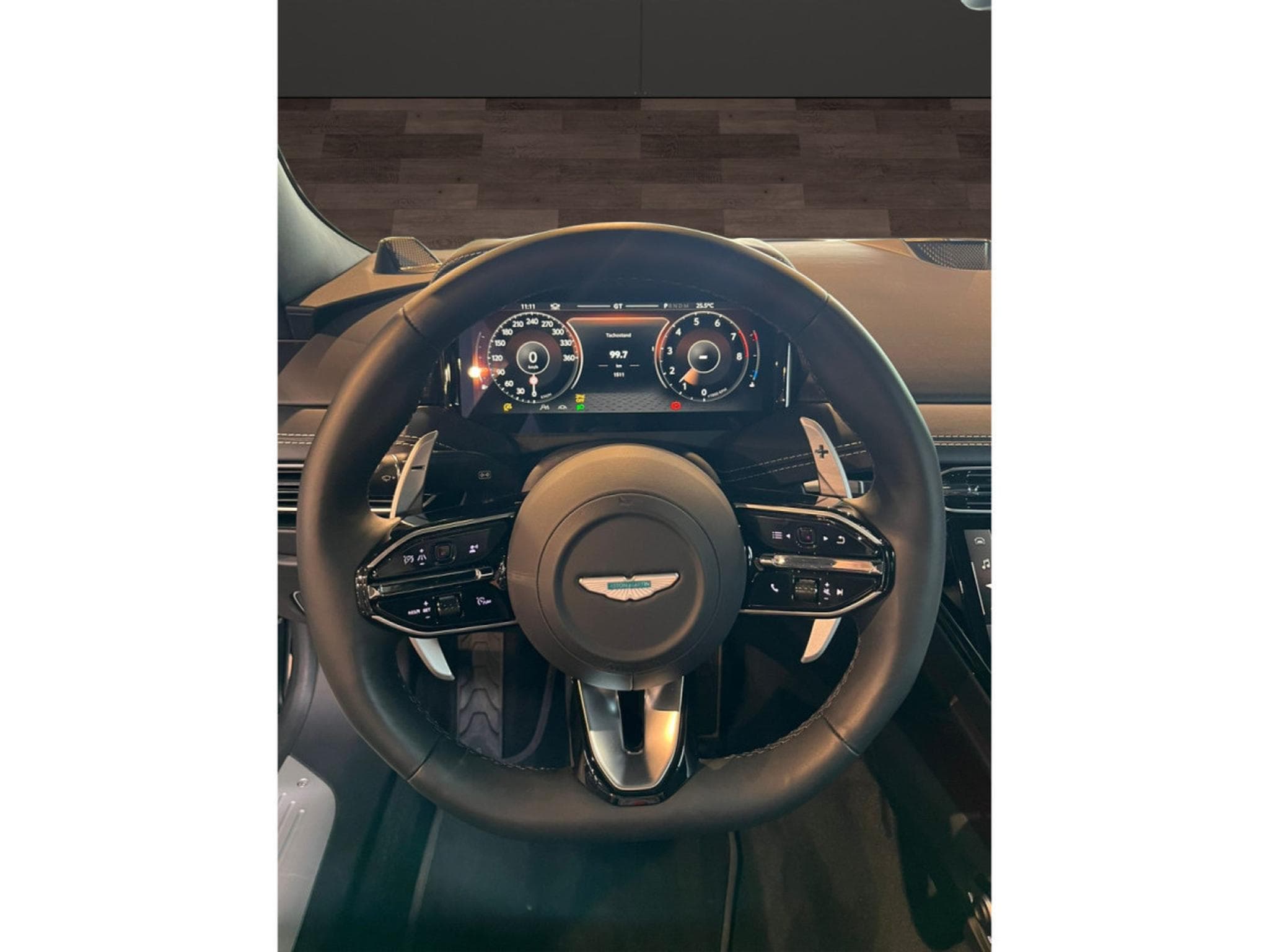 Aston-Martin DB12 COUPE/V8/BLACK ON BLACK/ B&W/360°/SEAT VENT/ (2025) - Photo 7