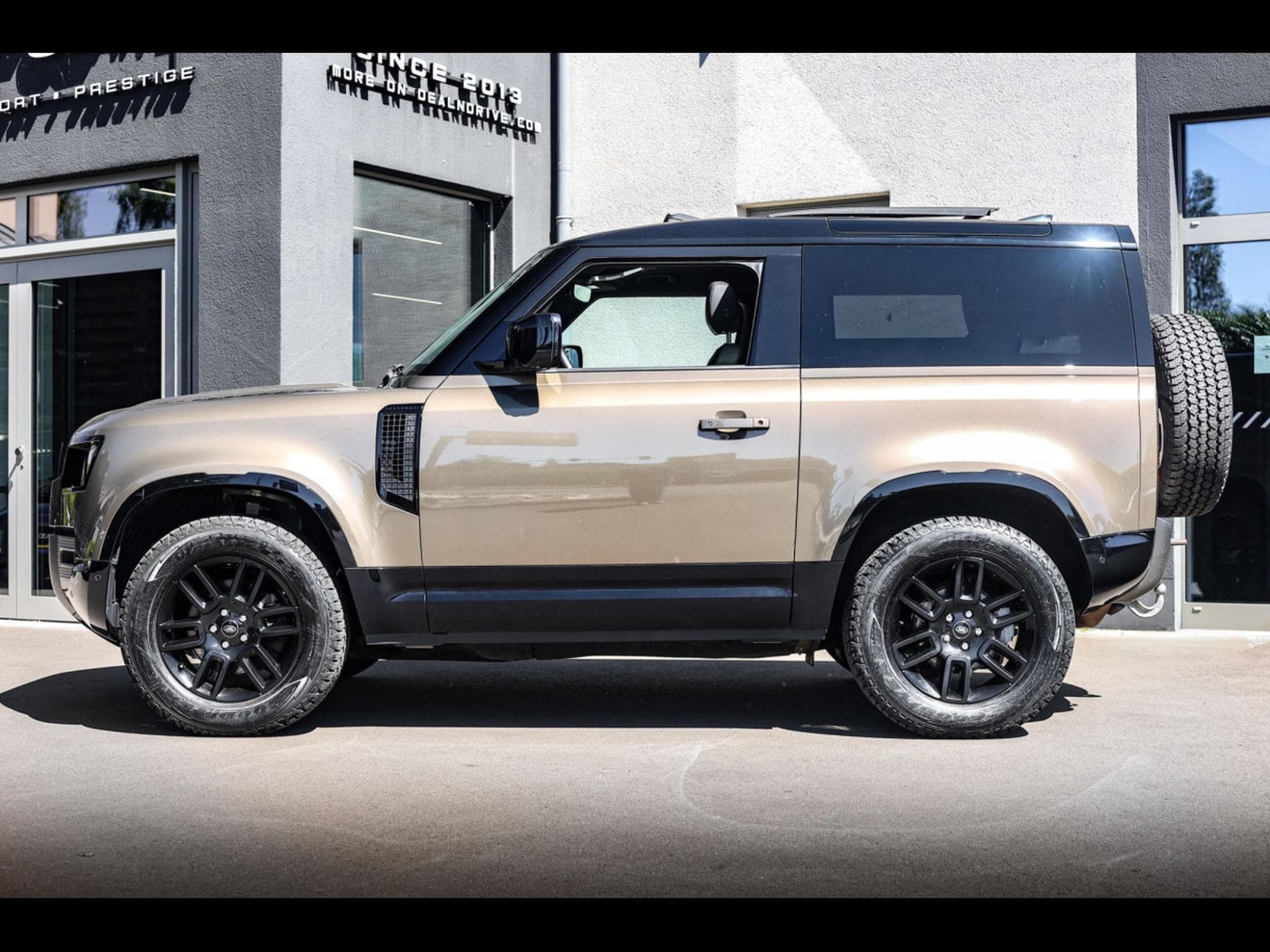 Land-Rover Defender 90 D200 X-DYNAMIC S AUTO - GONDWANA STONE GLOSS (2022) - Photo 2