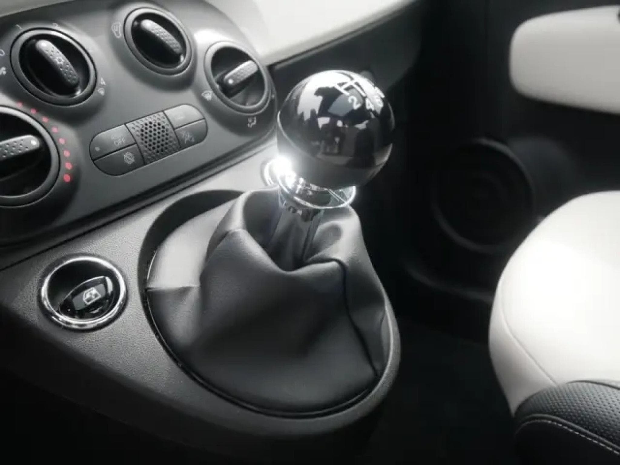 Fiat 500 1.0 GSE HYBRID DOLCEVITA (2022) - Photo 21