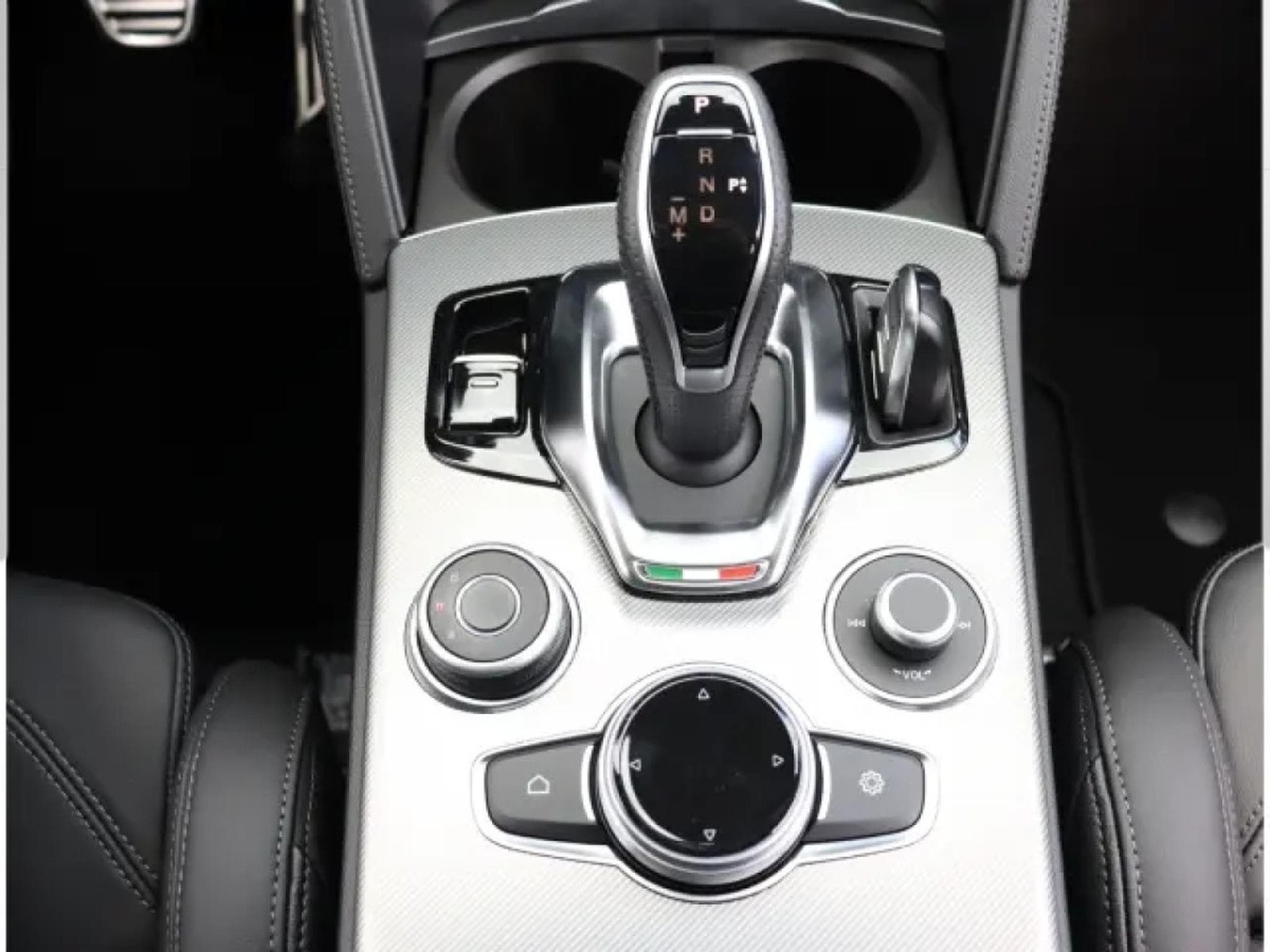 Alfa-Romeo Stelvio VELOCE 2.2 DIESEL (2026) - Photo 24