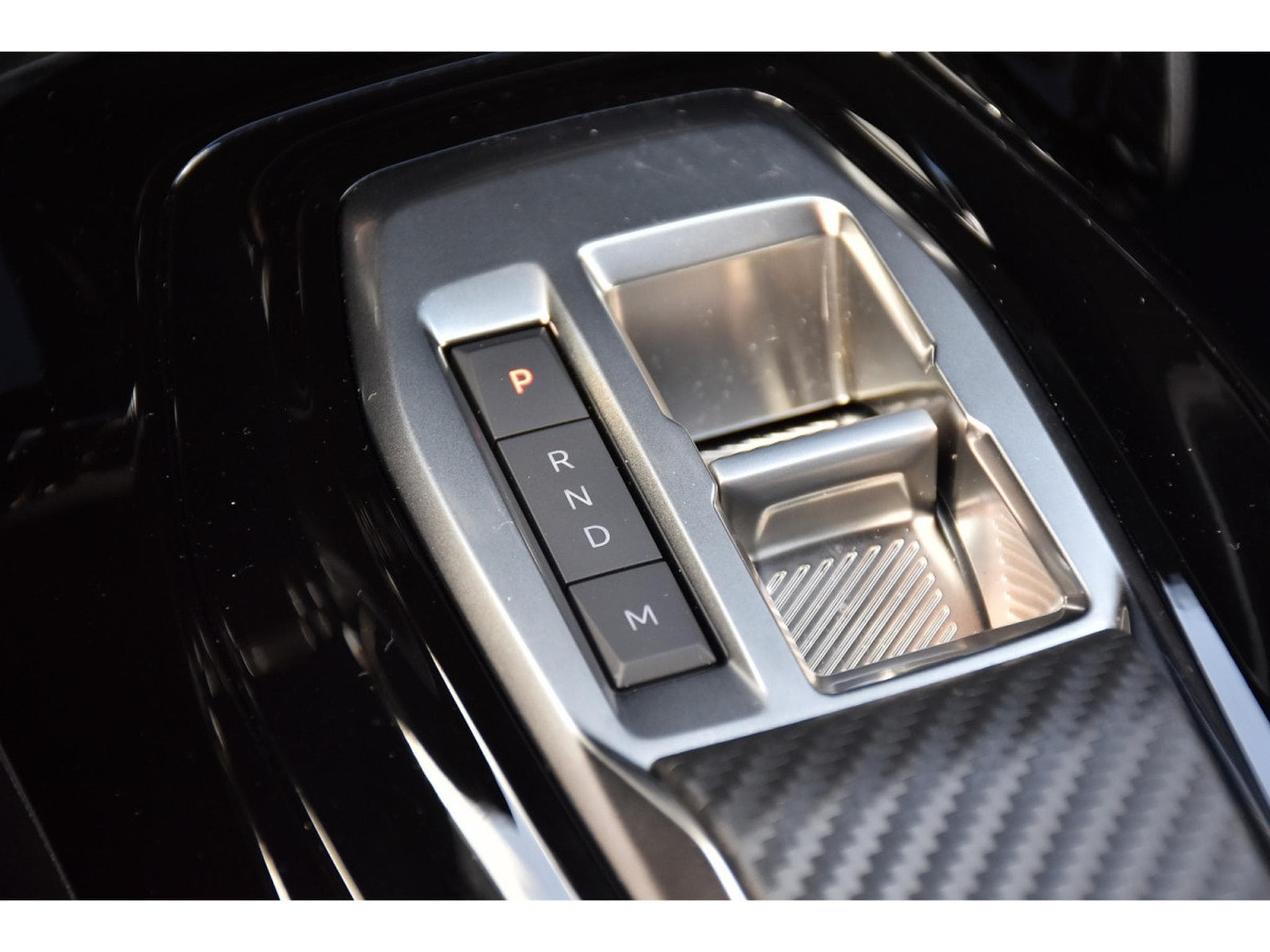 Peugeot 2008 1.2 Hybrid 145 Allure e-DCS6 ACC LANE SIDE GPS CAM360 1°MAIN (2025) - Foto 21